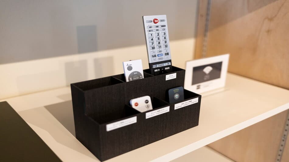 Various remote controls are organized and installed in an easy-to-understand manner