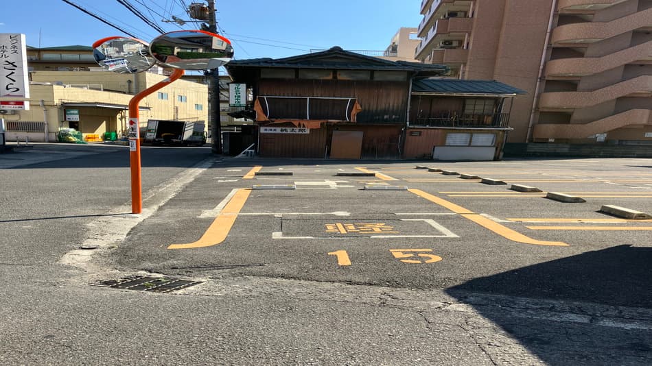 The parking lot is 100m away on foot.