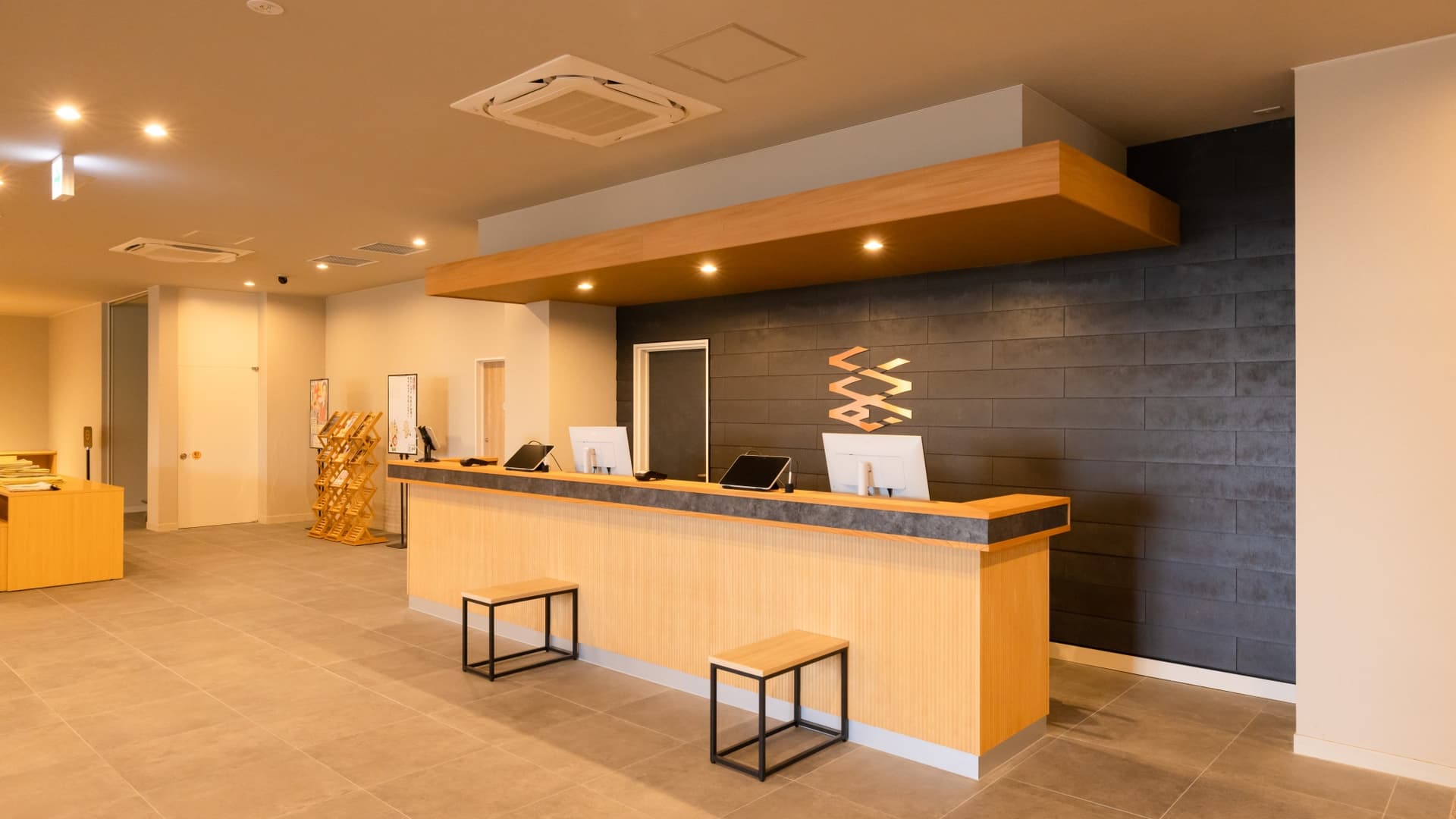 [Front Desk] We will greet you with a smile to ensure your stay is comfortable.