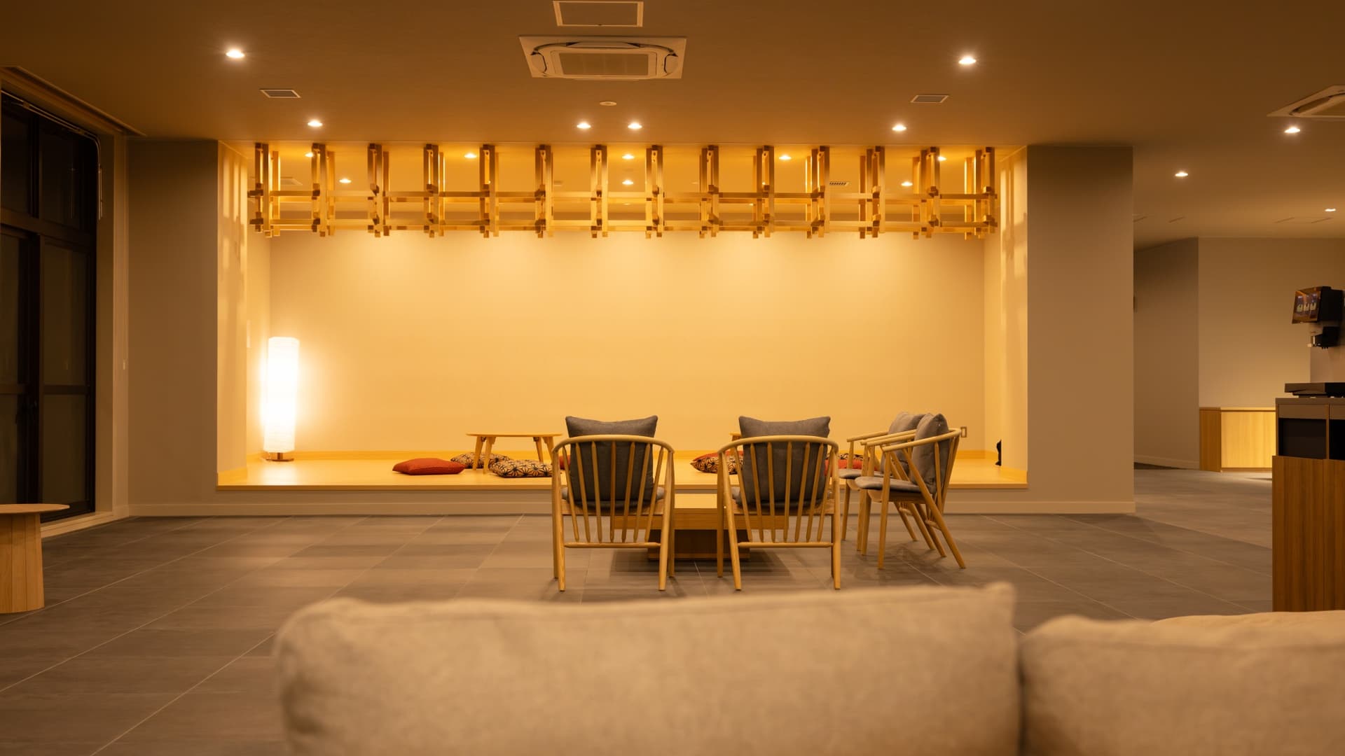 [Lobby Lounge] At night, the warm texture of wood and lighting gently envelop you.