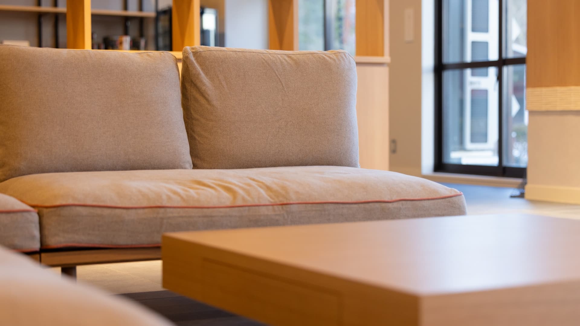 [Lobby Lounge] Right in front of you you can see the naturally rich hills of Sekiyama, where Chusonji Temple is located, and enjoy the scenery of the four seasons.
