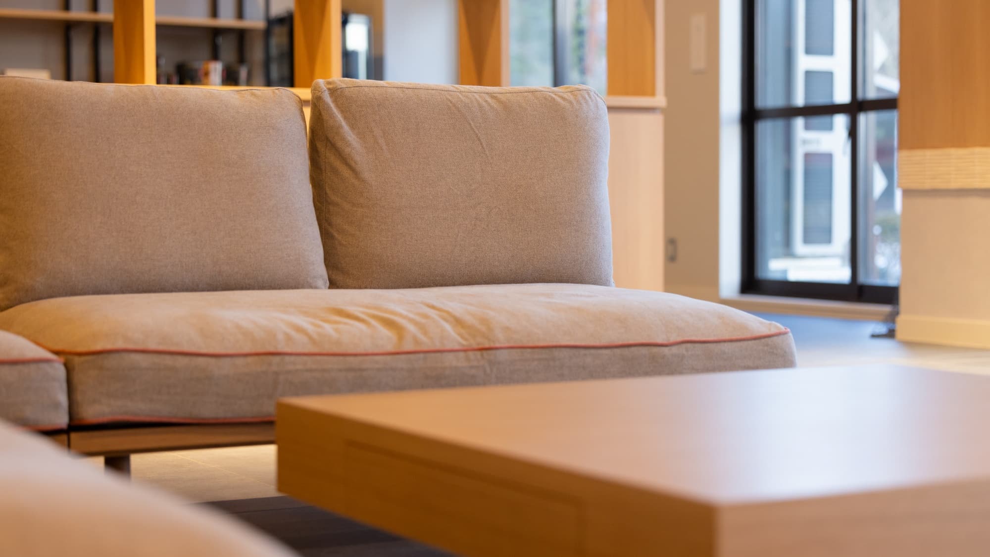 [Lobby Lounge] Right in front of you you can see the naturally rich hills of Sekiyama, where Chusonji Temple is located, and enjoy the scenery of the four seasons.