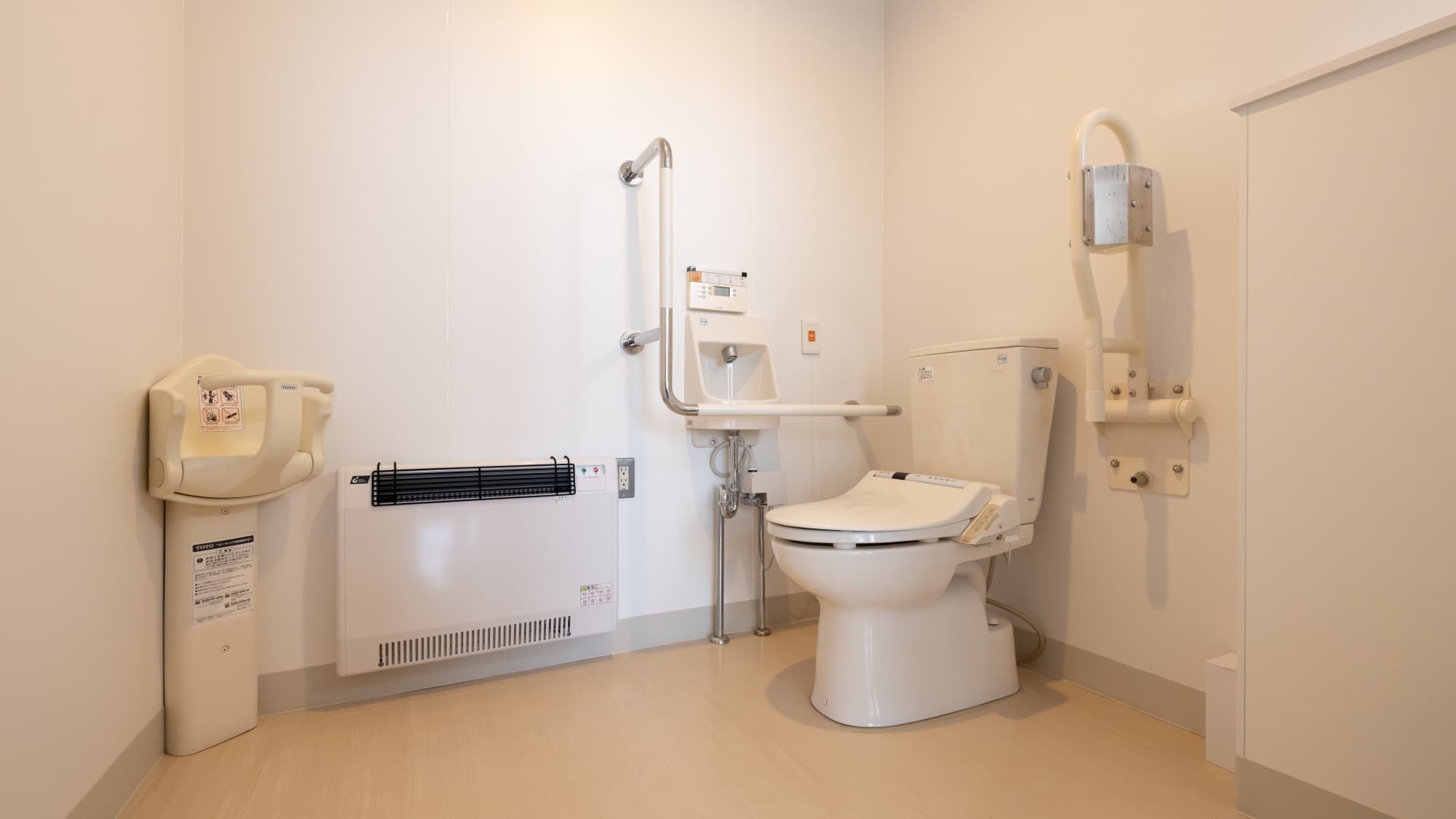 [Barrier-free toilet] We have facilities that anyone can use.