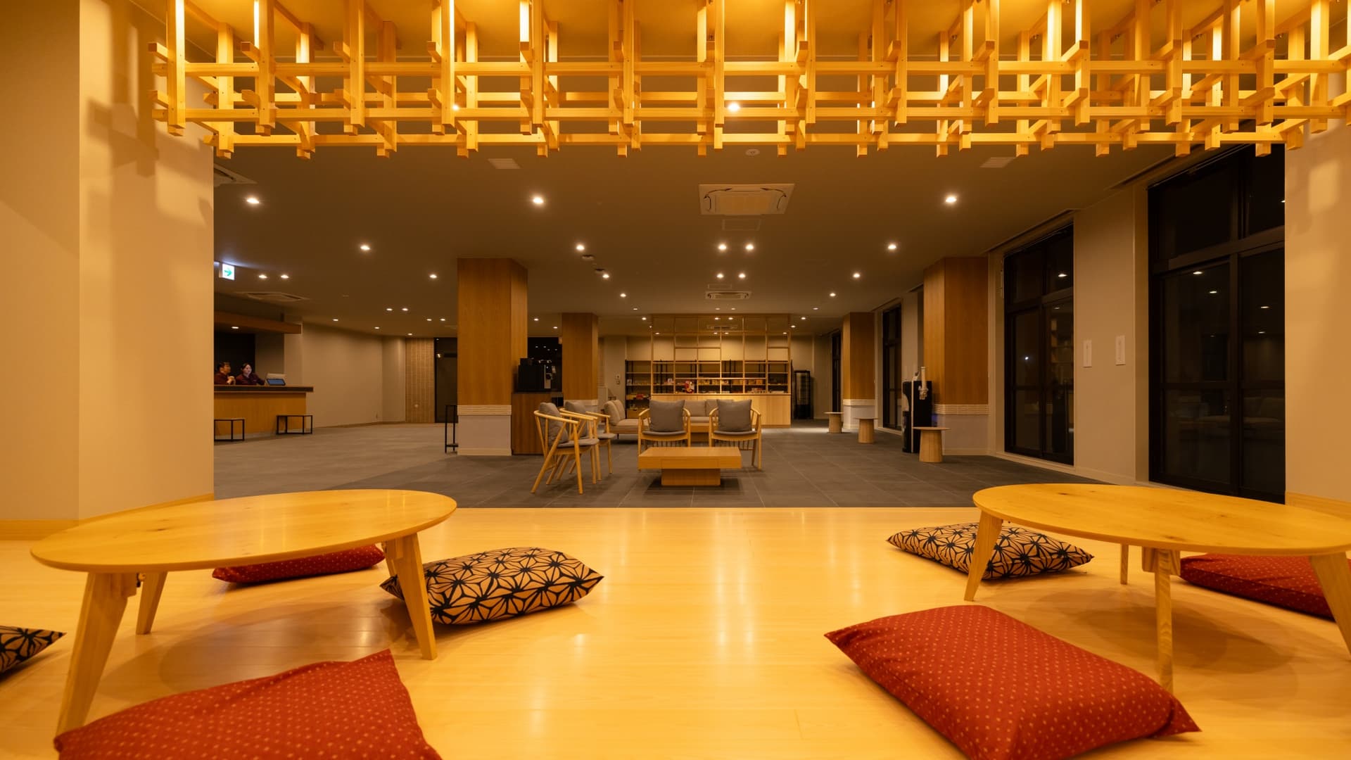 [Lobby Lounge] A hall space made with wood from Iwate where you can stretch your legs and relax.