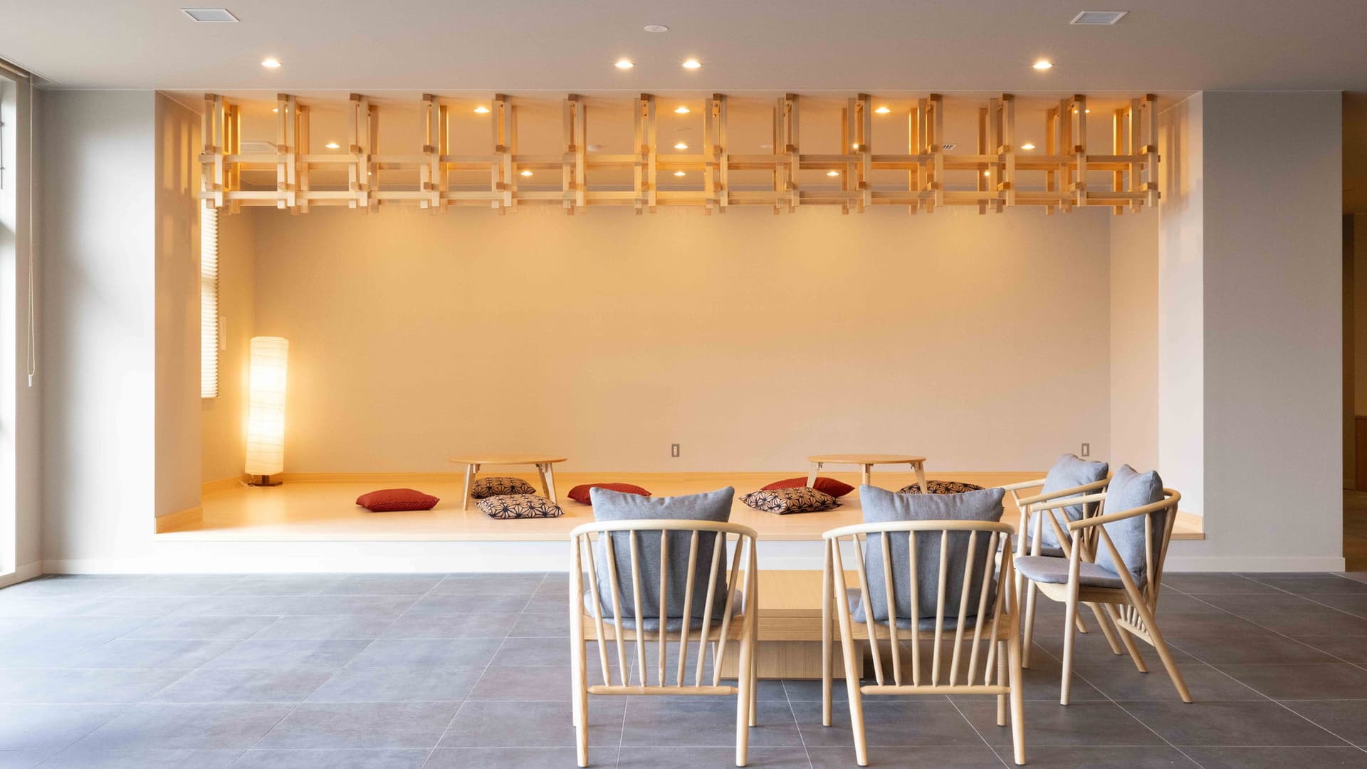 [Lobby Lounge] A permanent stage for the performance of Kagura, a designated cultural property. Please use it as a raised area for relaxation during normal times.