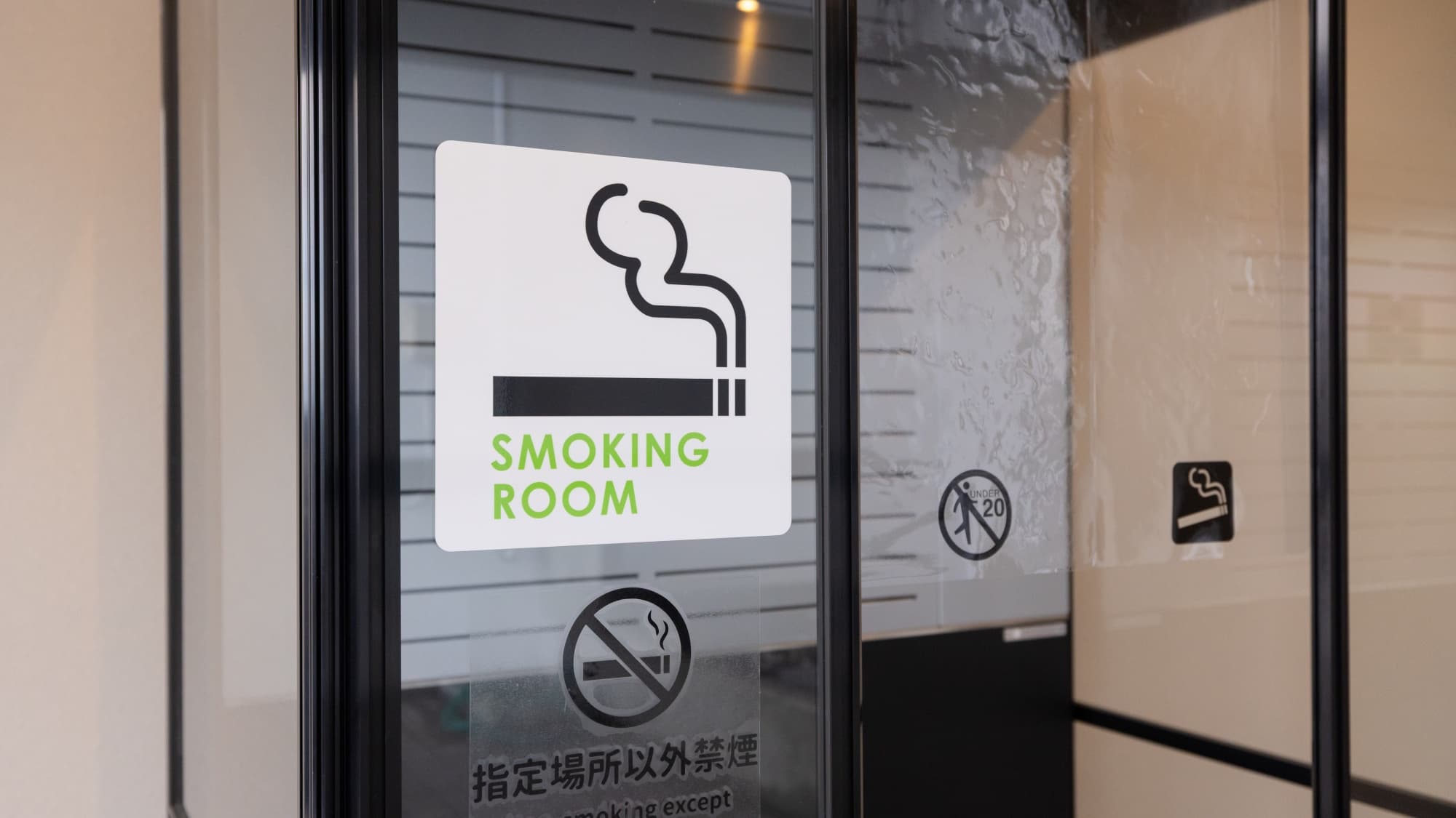 [Smoking area] We have a smoking area and the building is separated into smoking and non-smoking areas.