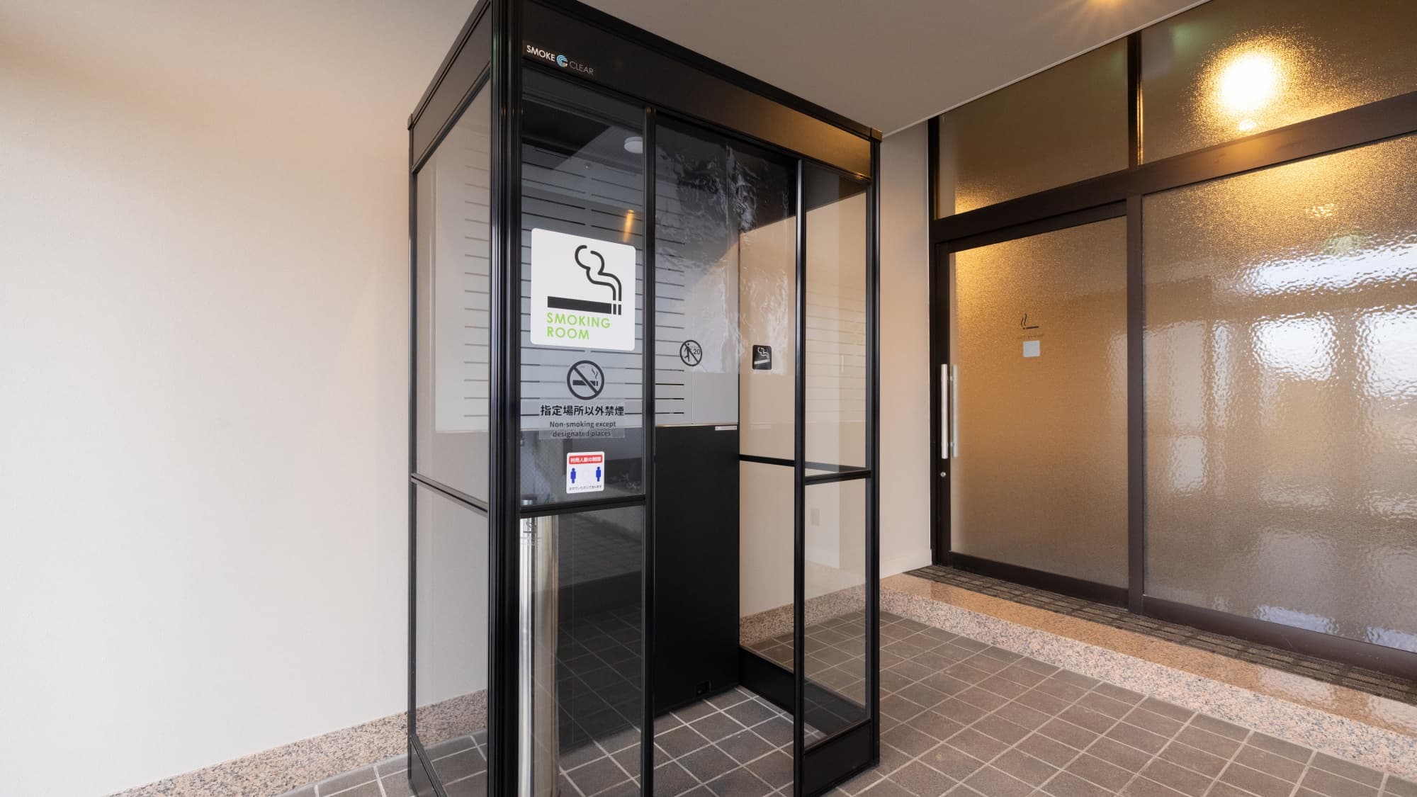 [Smoking area] We have a smoking area and the building is separated into smoking and non-smoking areas.