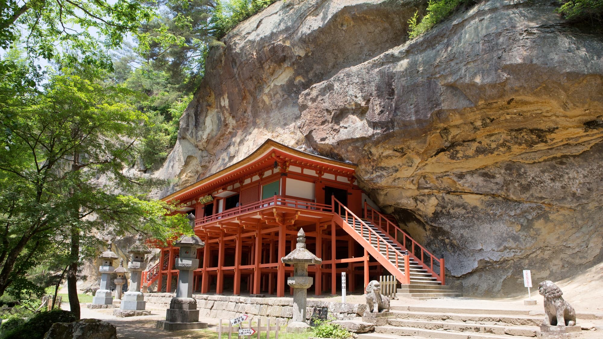 [Nearby sightseeing] Takkoku-no-Iwaya Bishamon-do Temple has a history of 1,200 years, and the entire temple grounds are designated as a historic site.