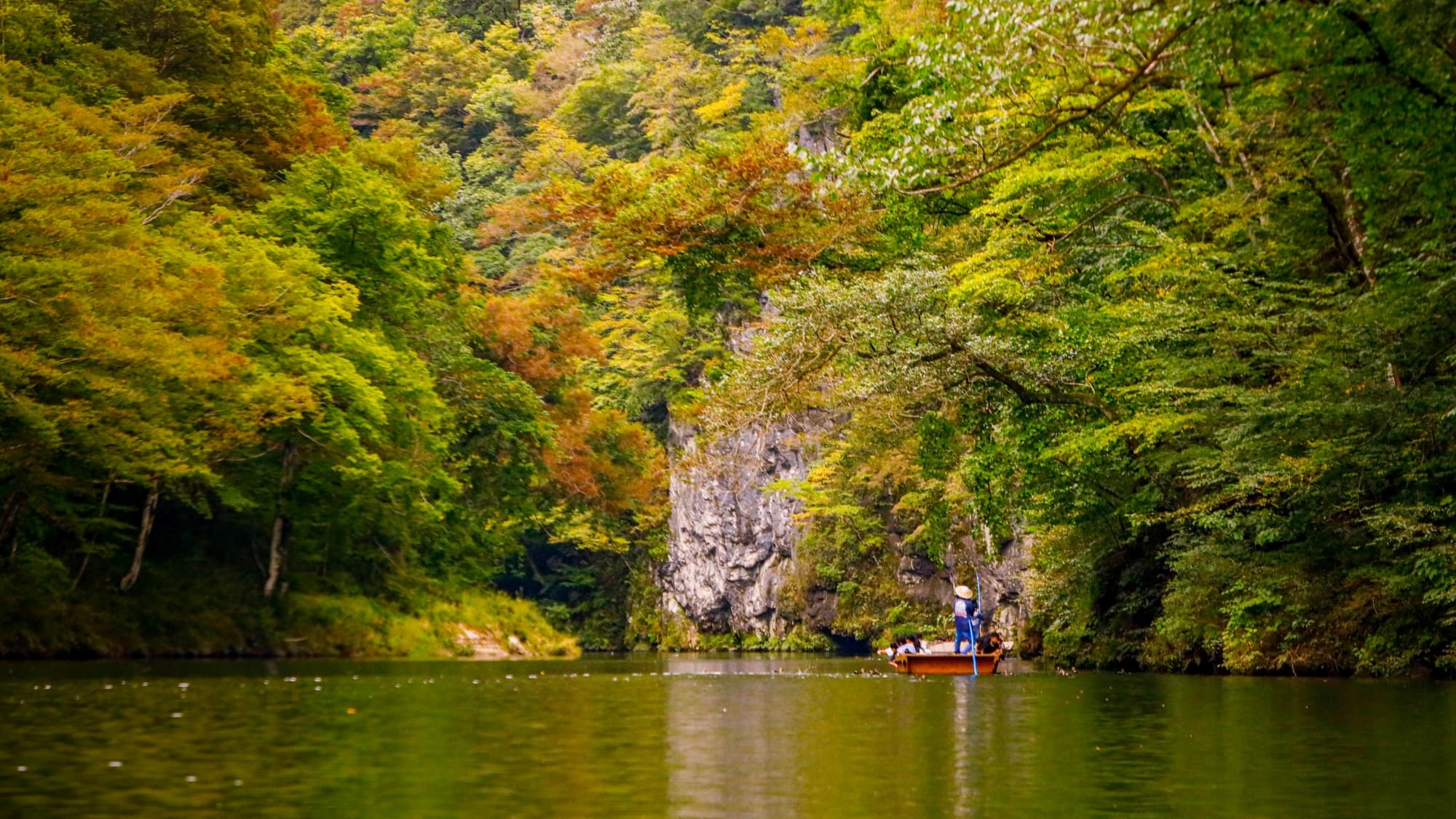 [Nearby sightseeing] The best time to see the autumn leaves at Geibikei Gorge is usually from late October to early November.