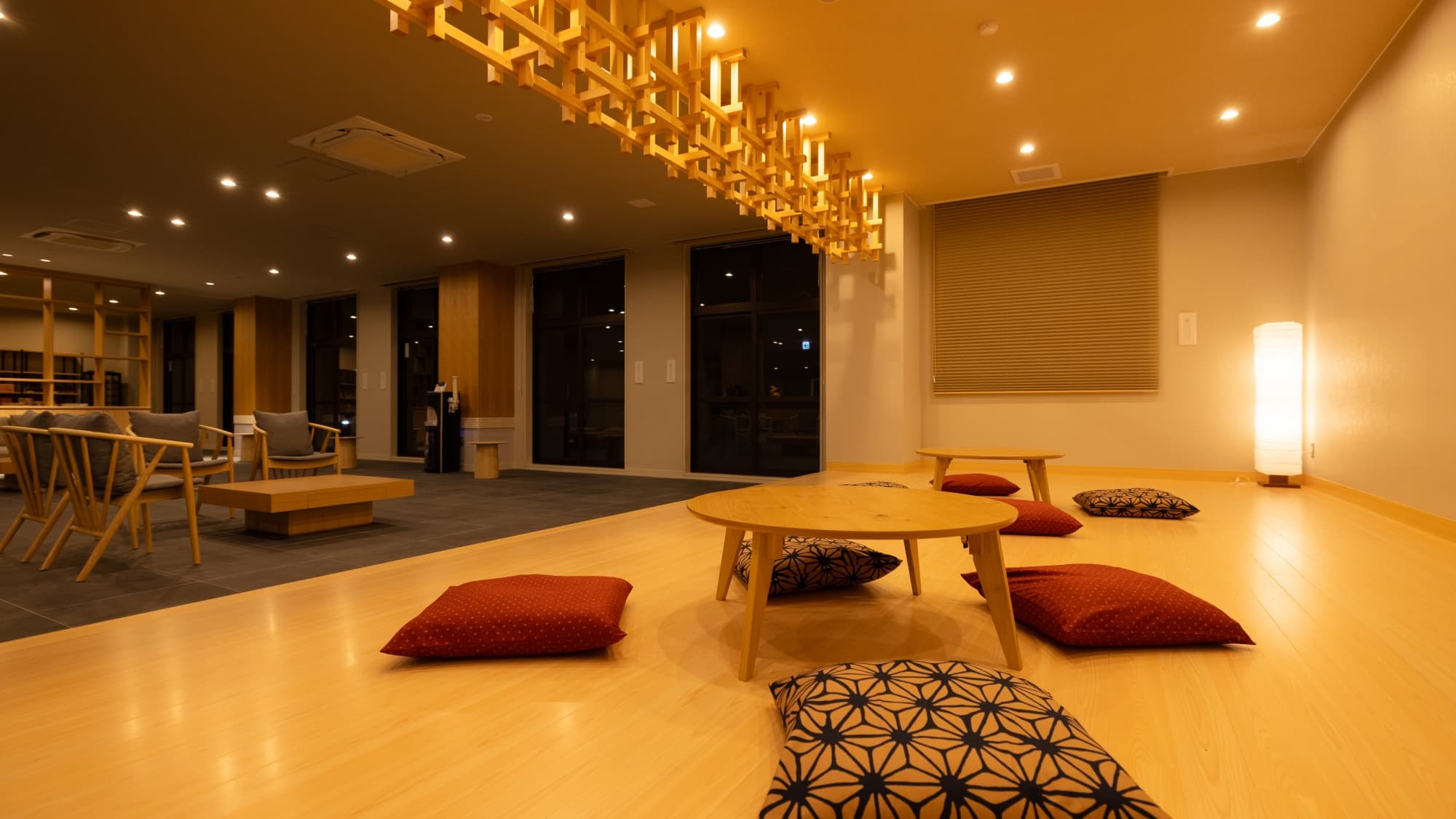 [Lobby Lounge] A hall space made with wood from Iwate where you can stretch your legs and relax.