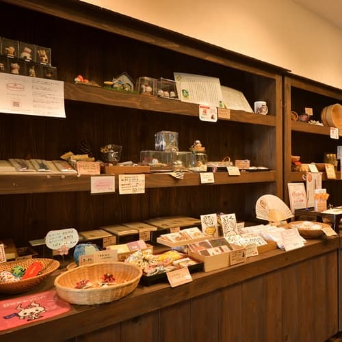 [Kiosk] A wide variety of shops are recommended for those who want to enjoy choosing souvenirs.