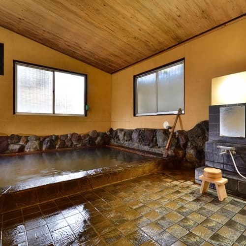 [Large communal bath] The two large communal baths are time-shifted.