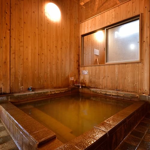 [Large communal bath] You will be healed by the warmth of the trees.