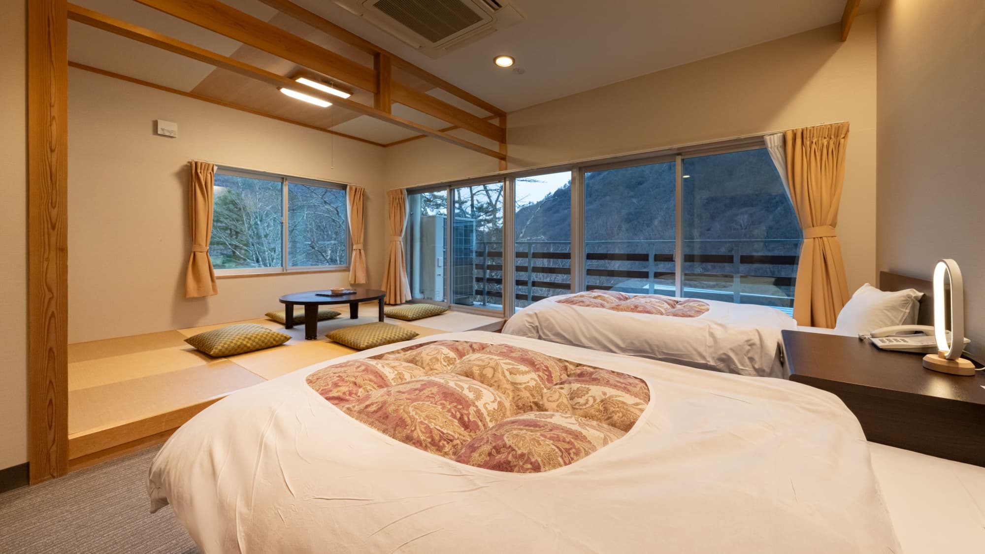 [Japanese-Western style rooms] All rooms face south, offering views of the colorful mountains that change with the seasons.