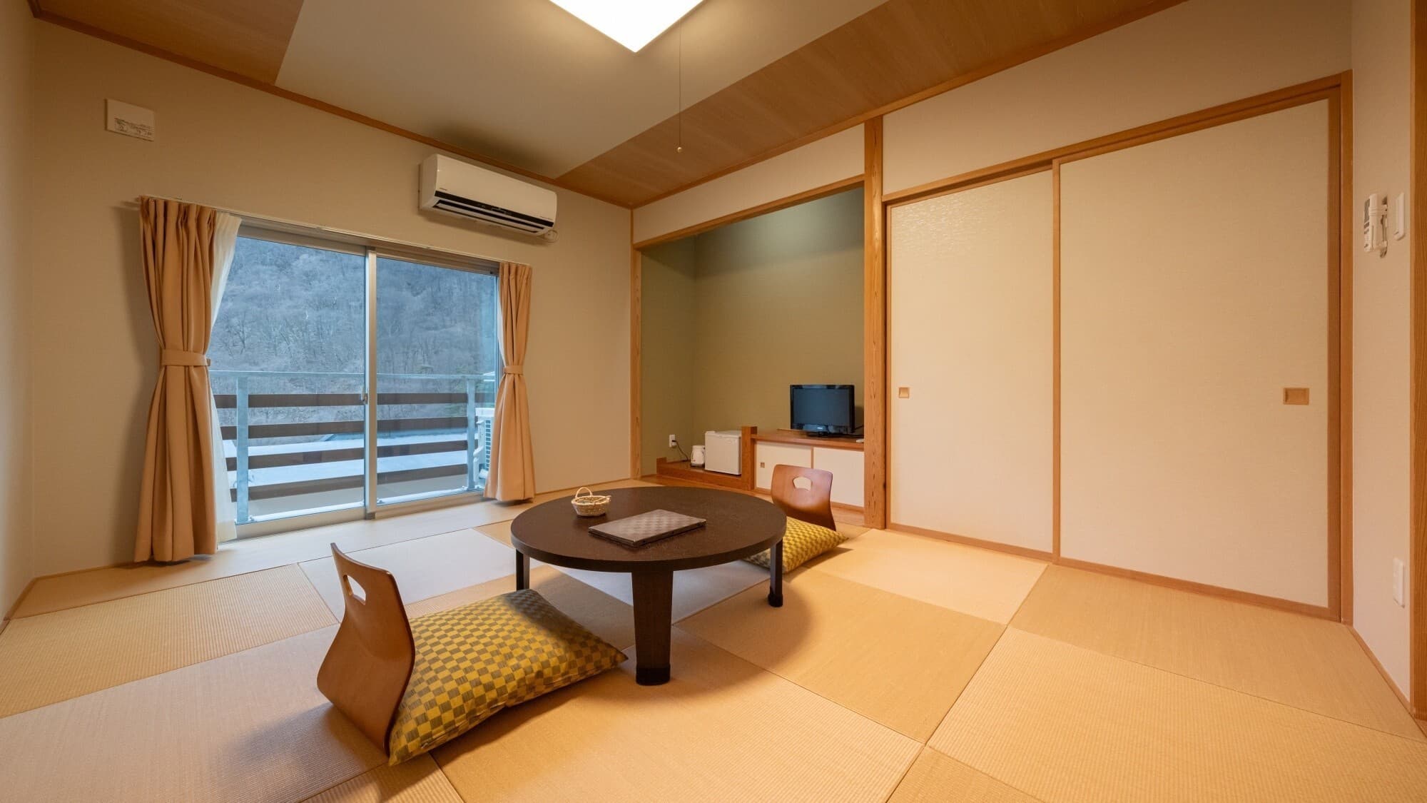 [Japanese-style room] A Japanese-style room where you can lie down and stretch your arms and legs.