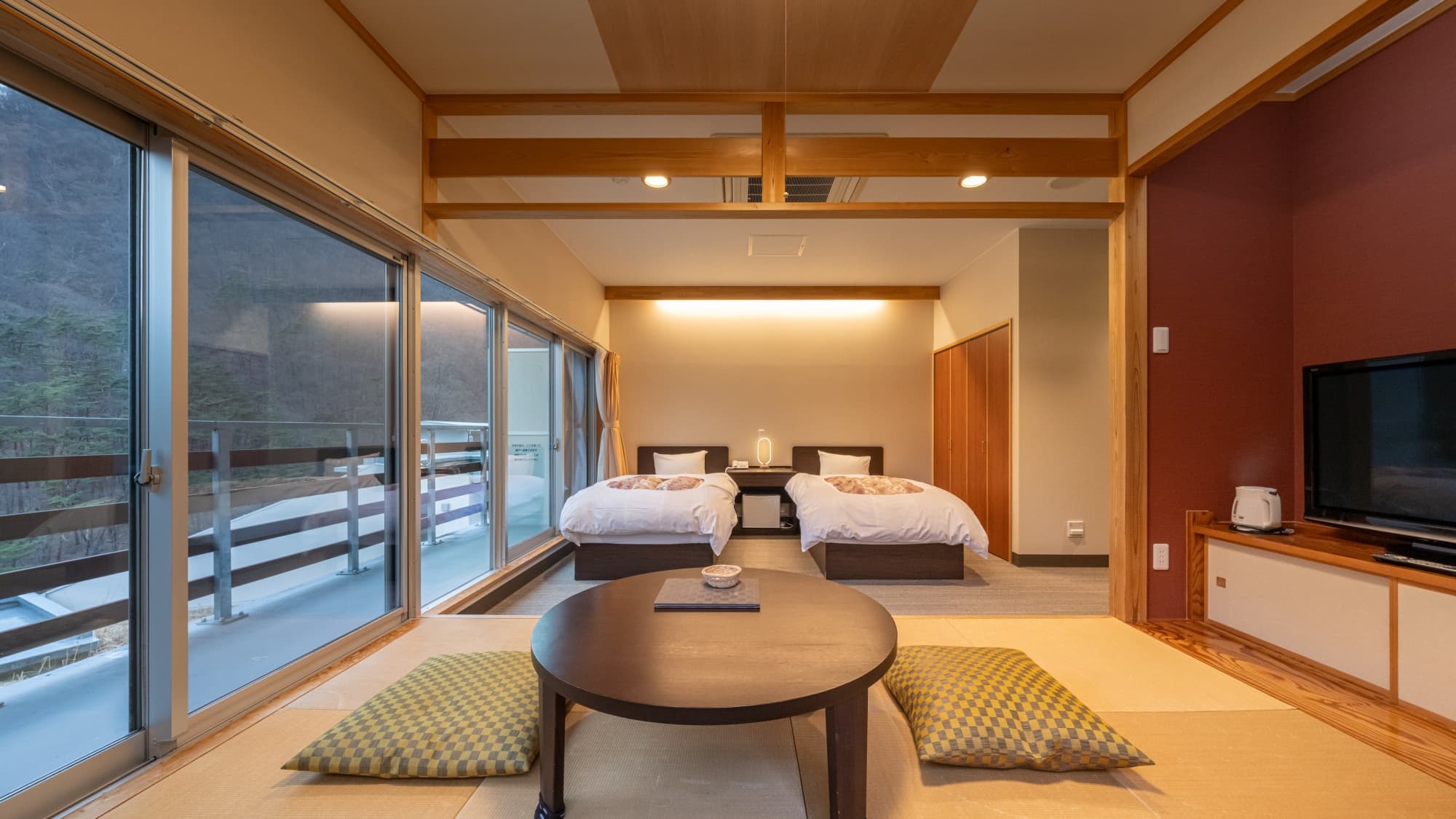 [Japanese-Western style rooms] All rooms face south, offering views of the colorful mountains that change with the seasons.