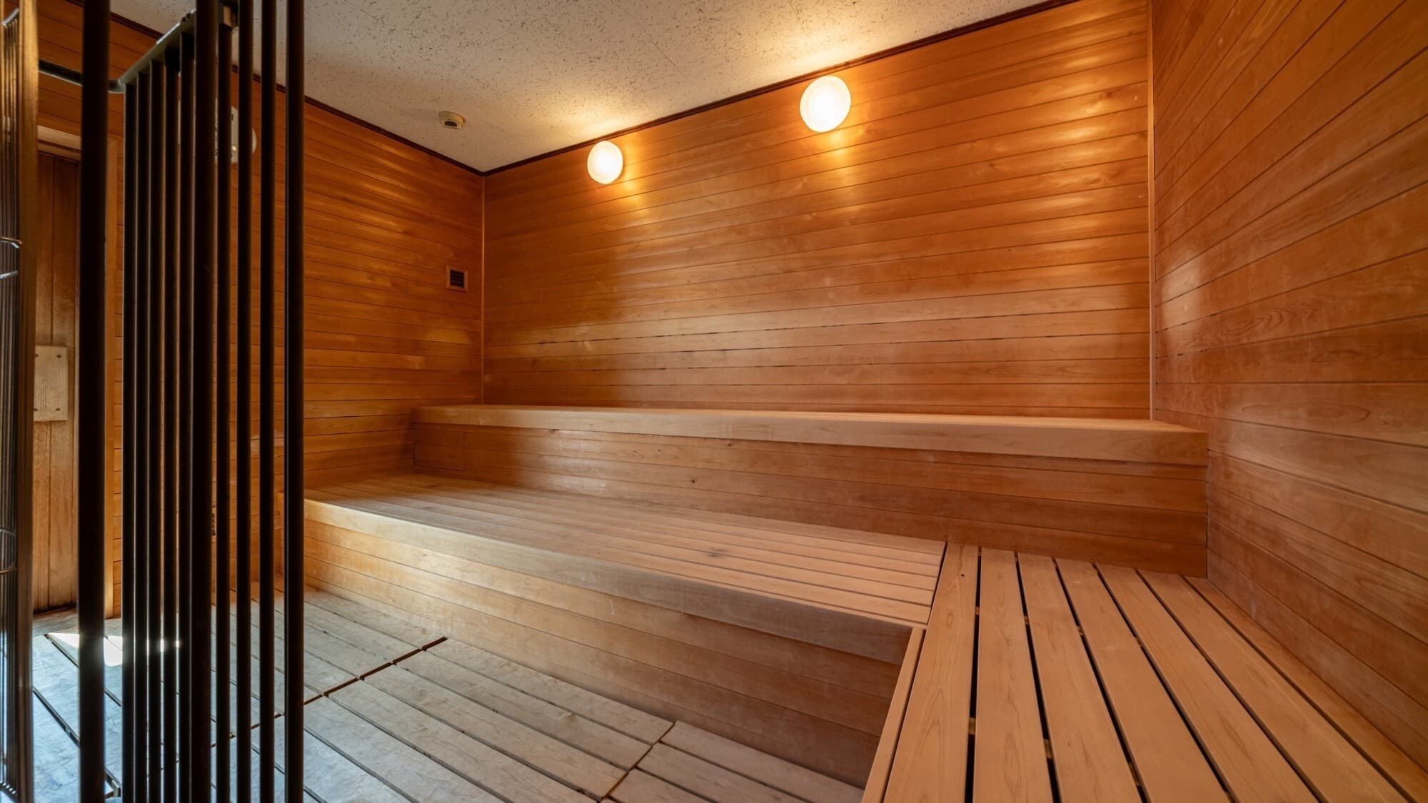 [Low temperature sauna] You can sweat slowly in the comfortable low temperature sauna.