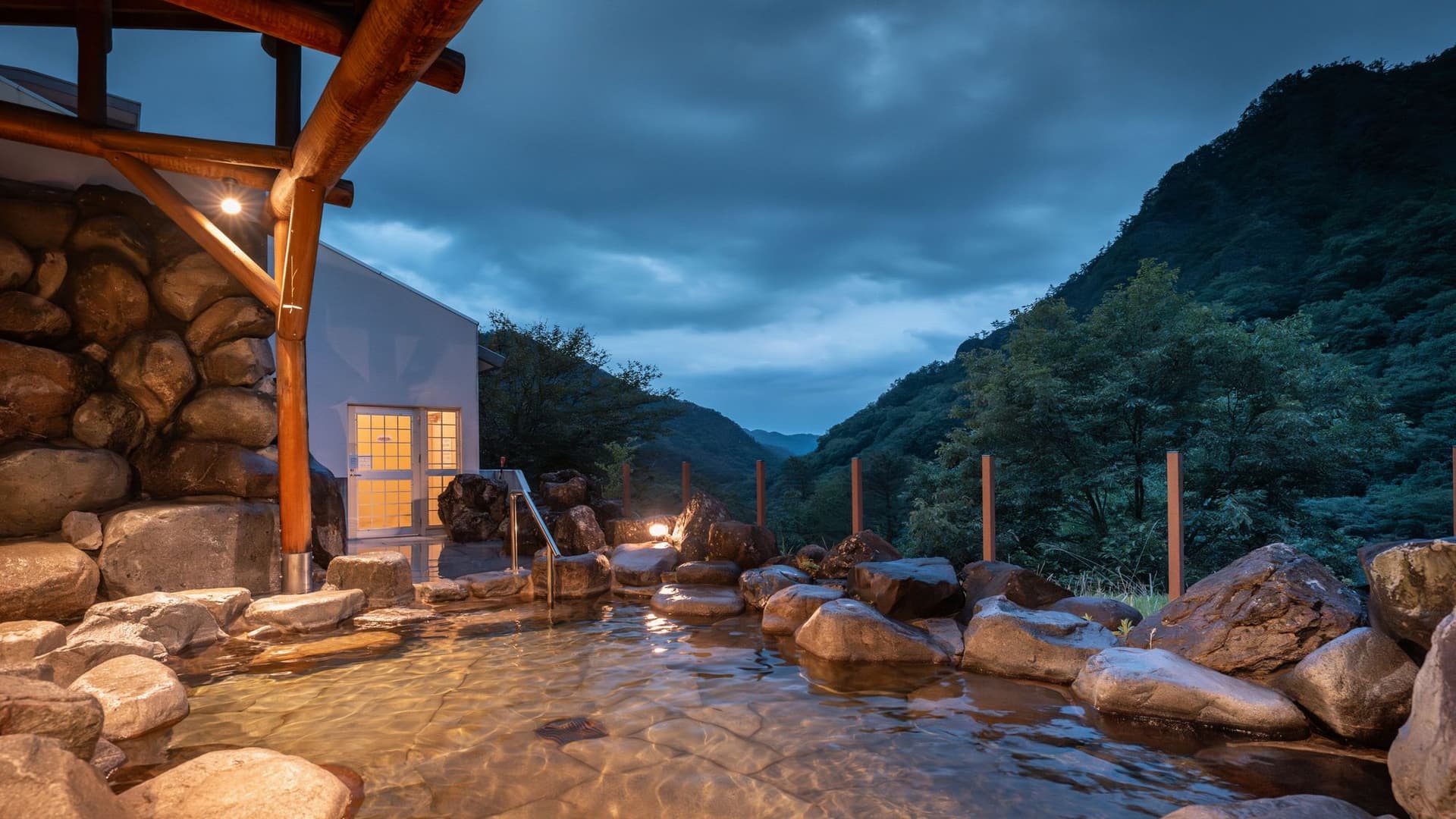 [Open-air bath] An open-air bath that becomes one with nature