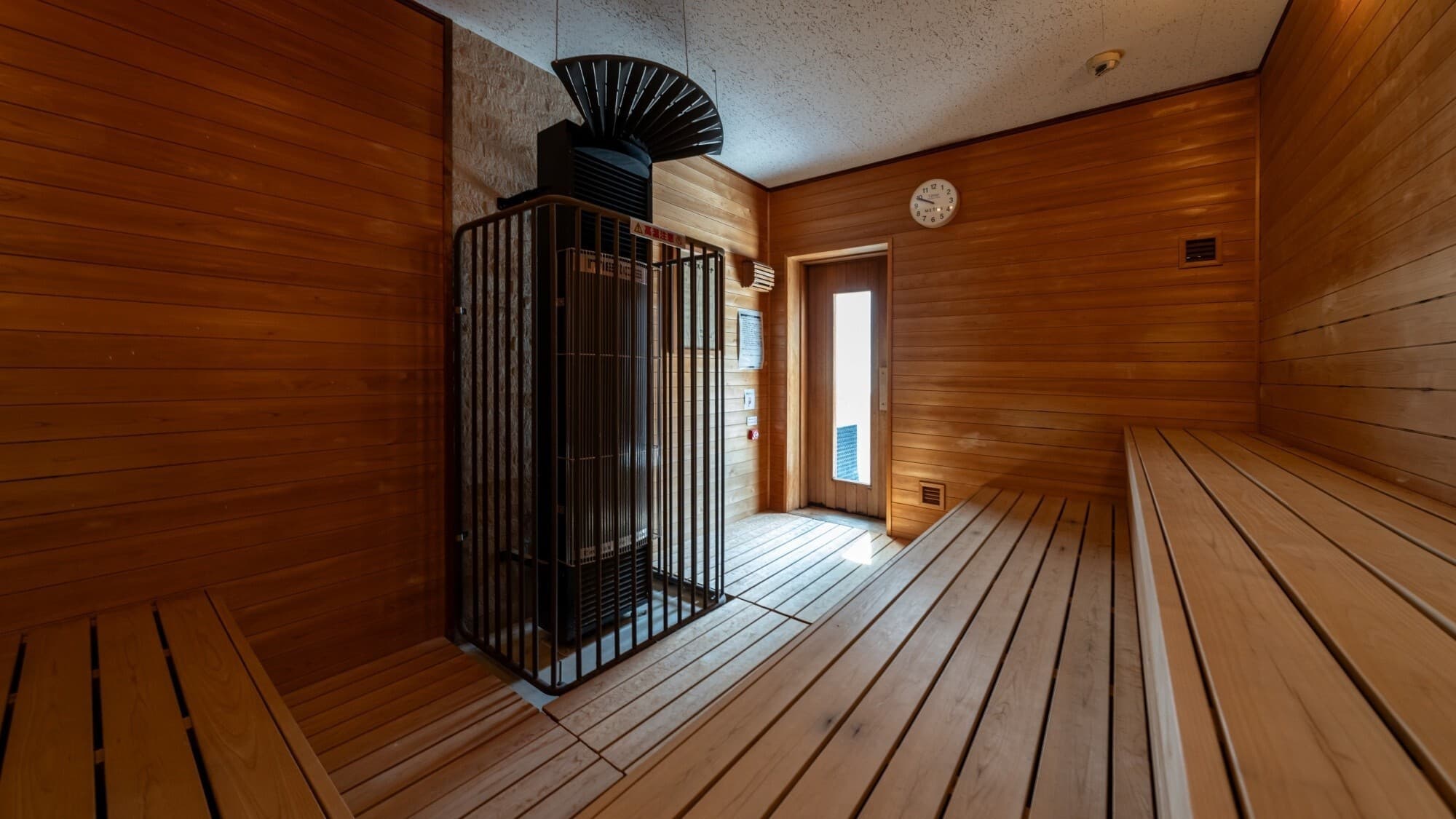 [Low temperature sauna] Warm your body in a low temperature sauna and expect a detoxifying effect.