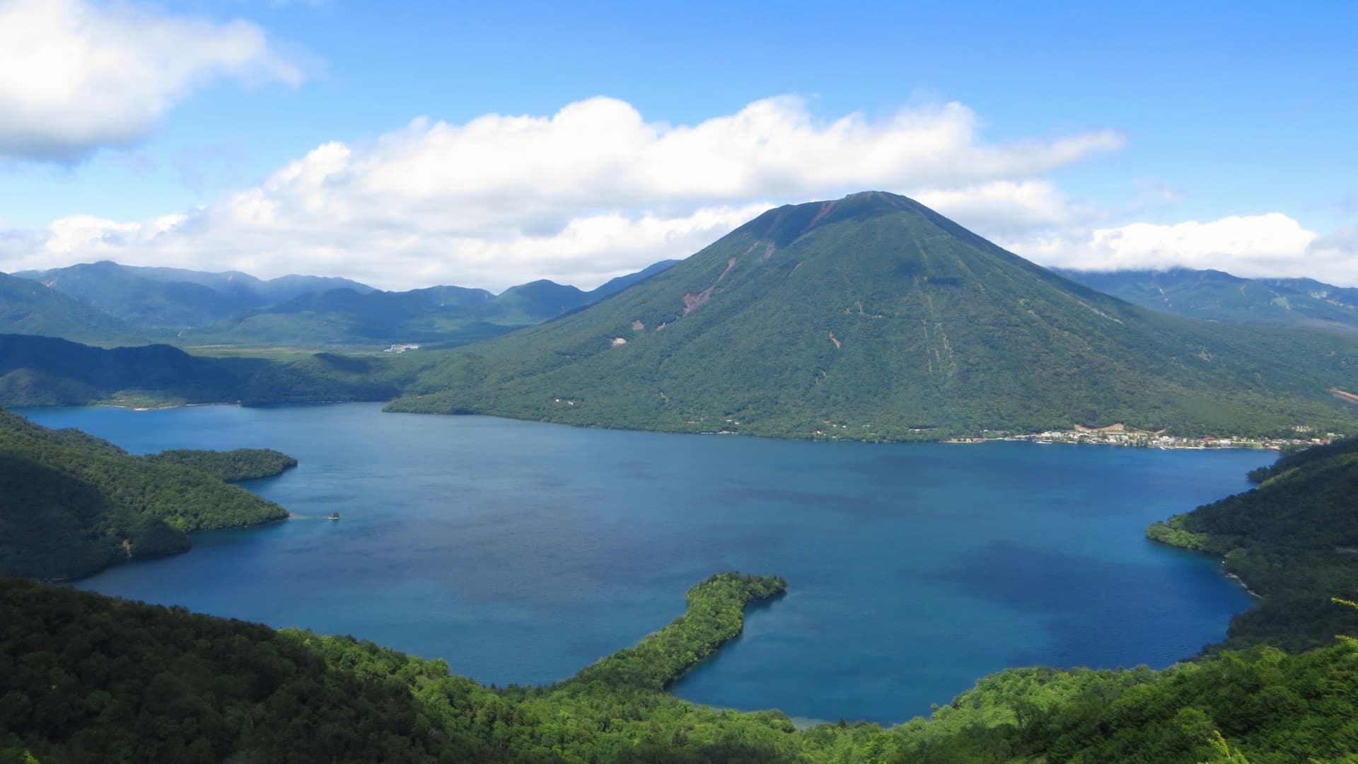 [Lake Chuzenji] Approximately 45 minutes by car from the hotel