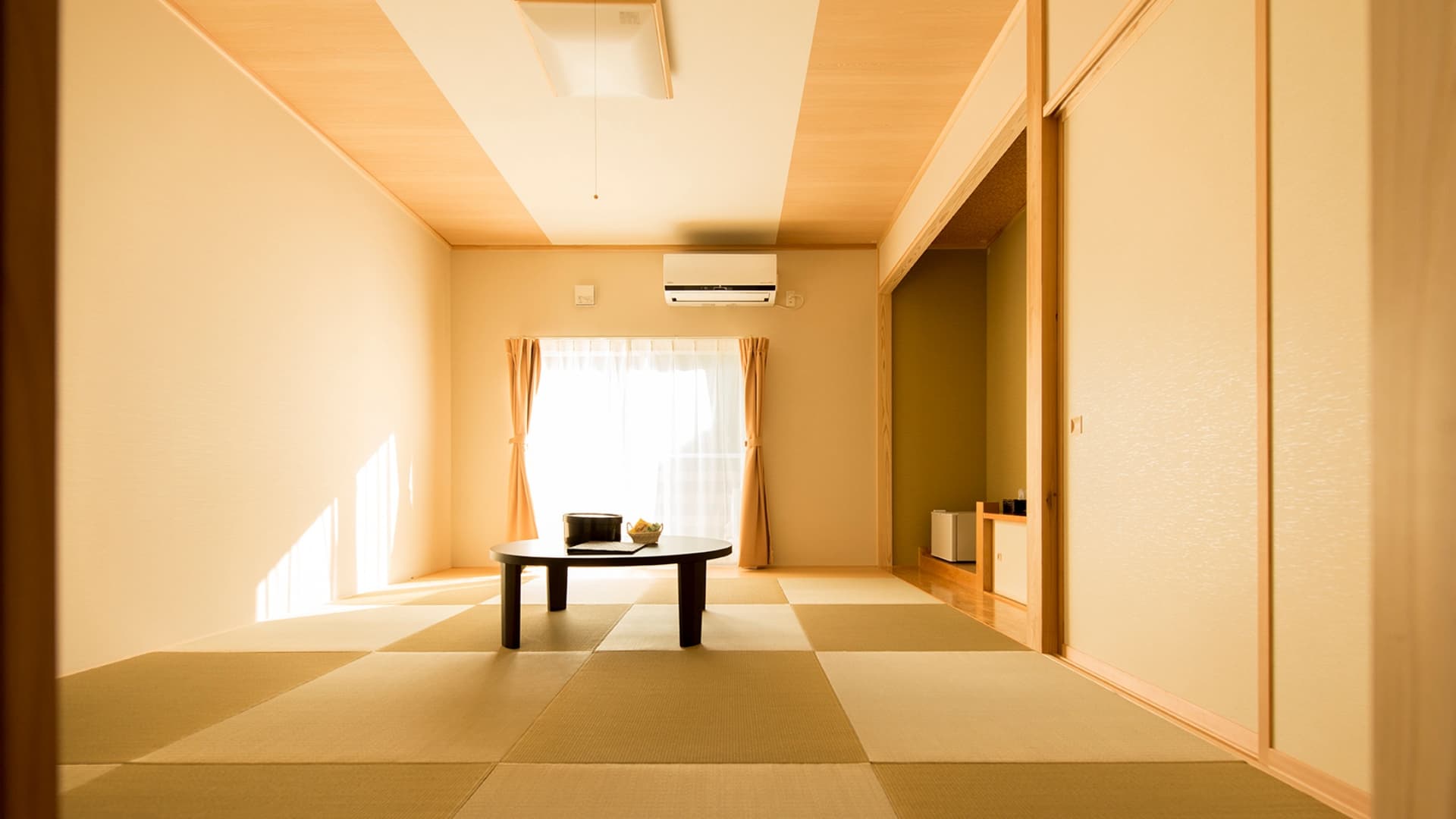 [Japanese-style room] A Japanese-style room where you can lie down and stretch your arms and legs.