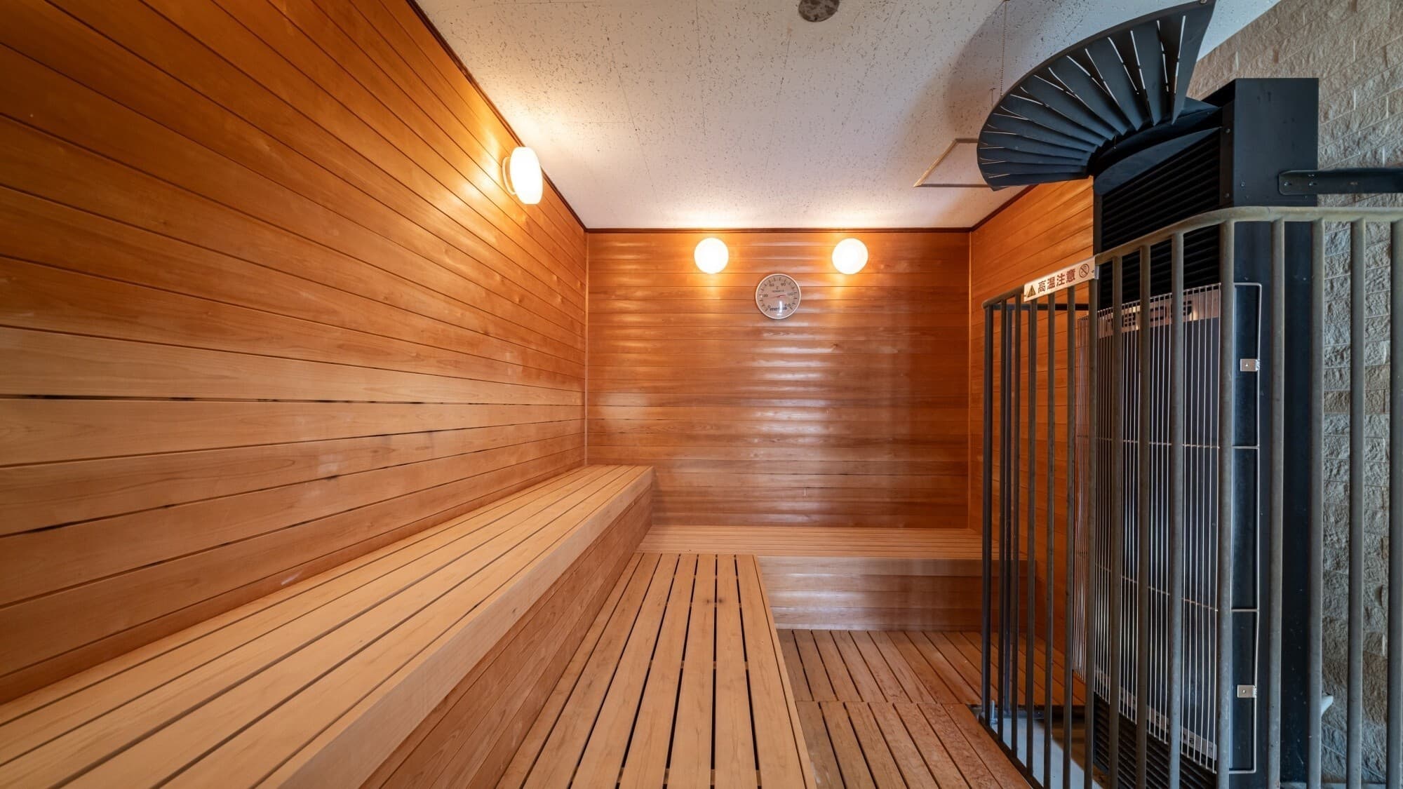 [Low temperature sauna] Relax in the gentle low temperature sauna.