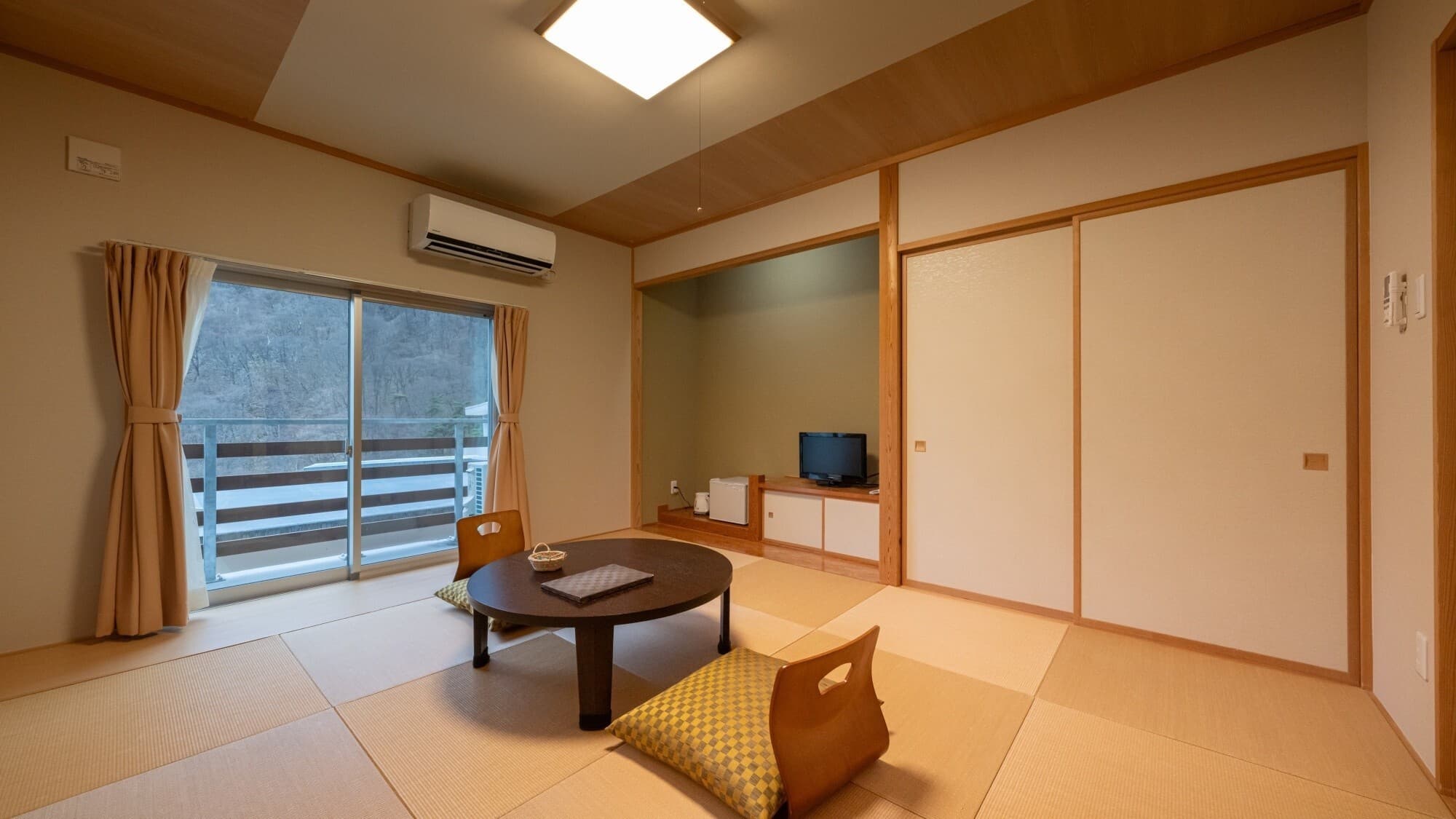 [Japanese-style room] A Japanese-style room where you can lie down and stretch your arms and legs.