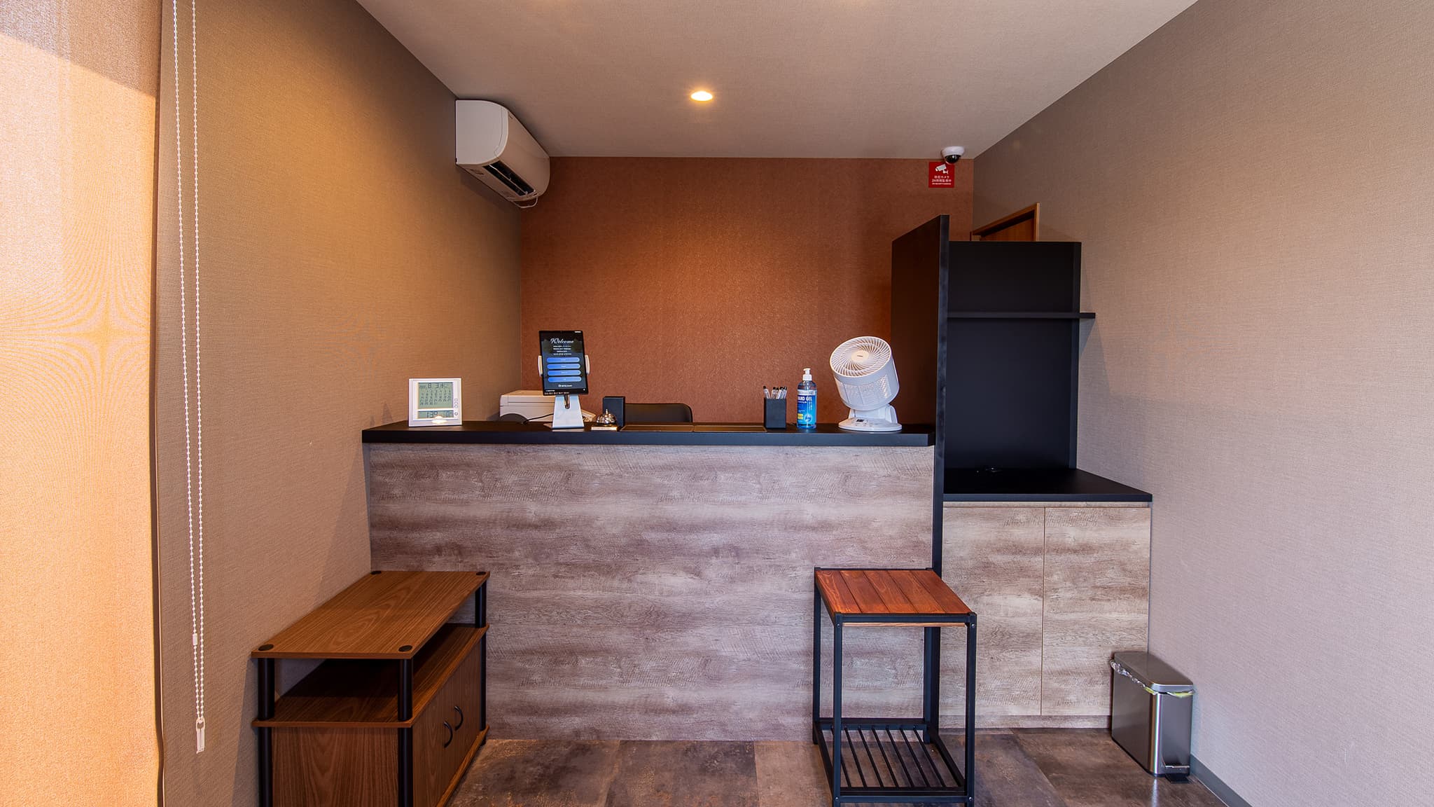 Front desk (reception)