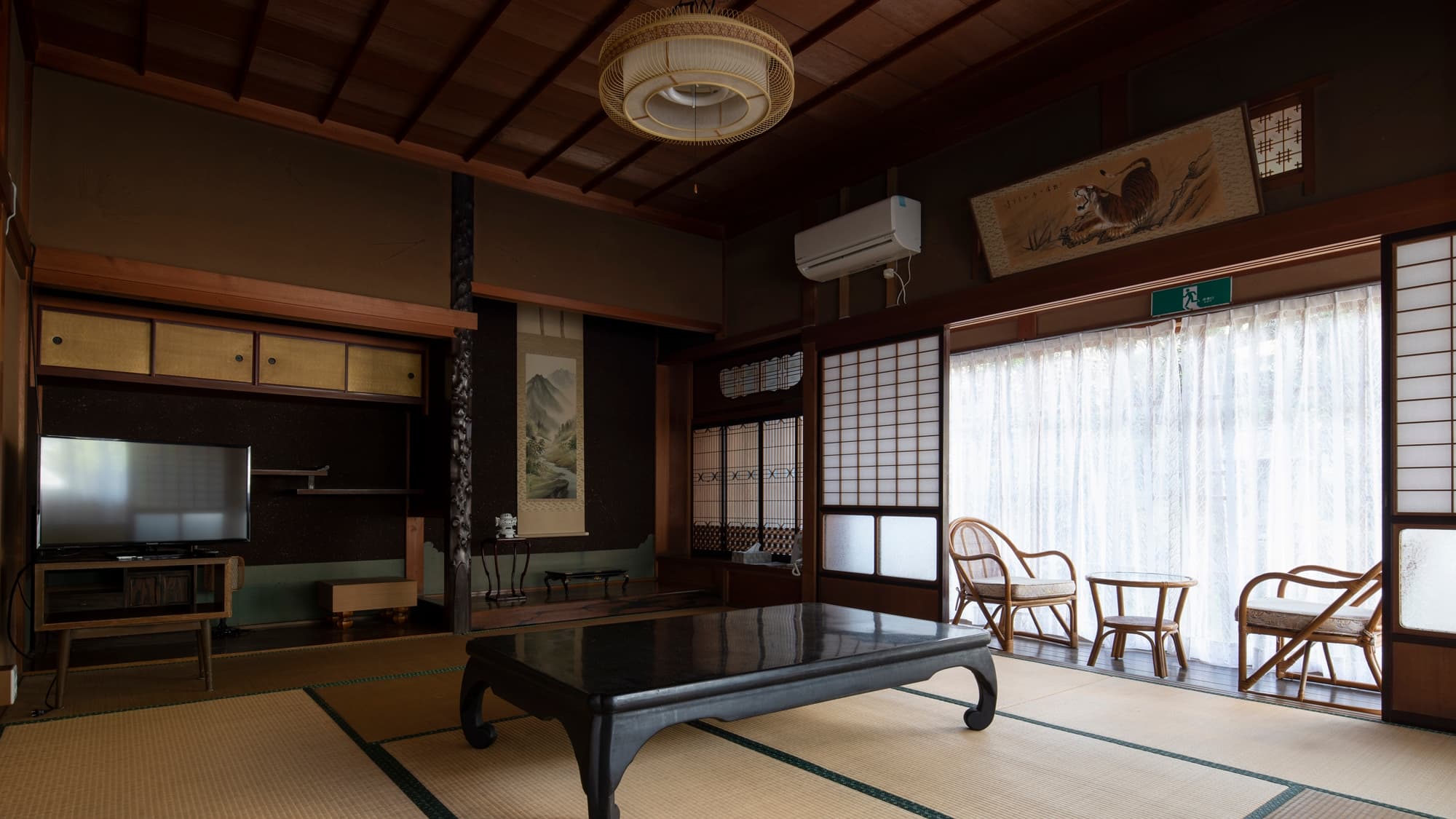 * [Japanese-style room with a view of the garden] You can see the garden from the guest rooms built by taking advantage of the mountainous terrain.