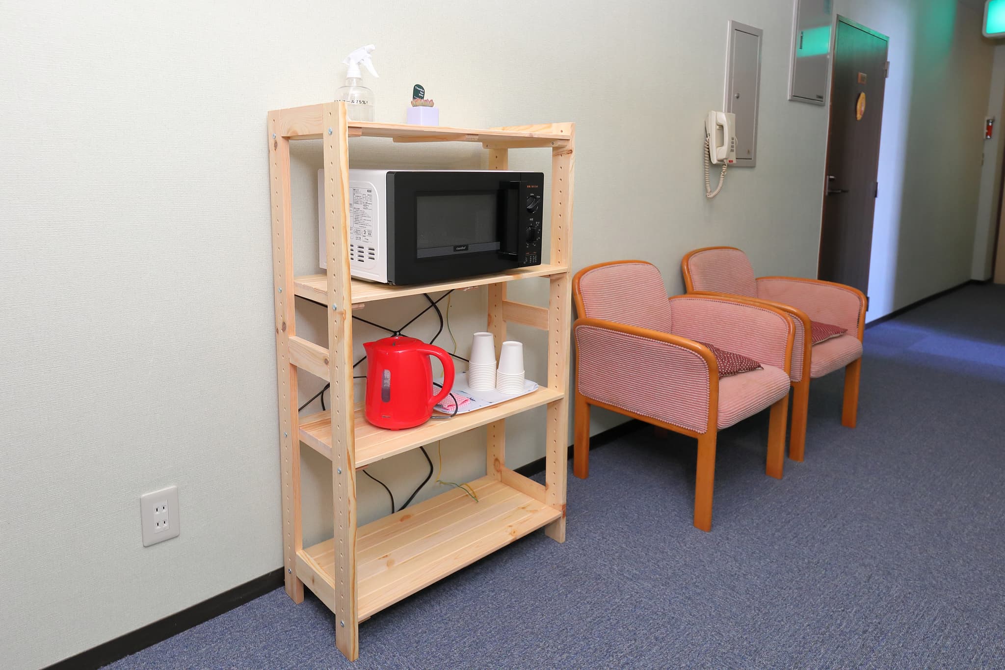 ・ Microwave ovens and kettles are installed on each floor.