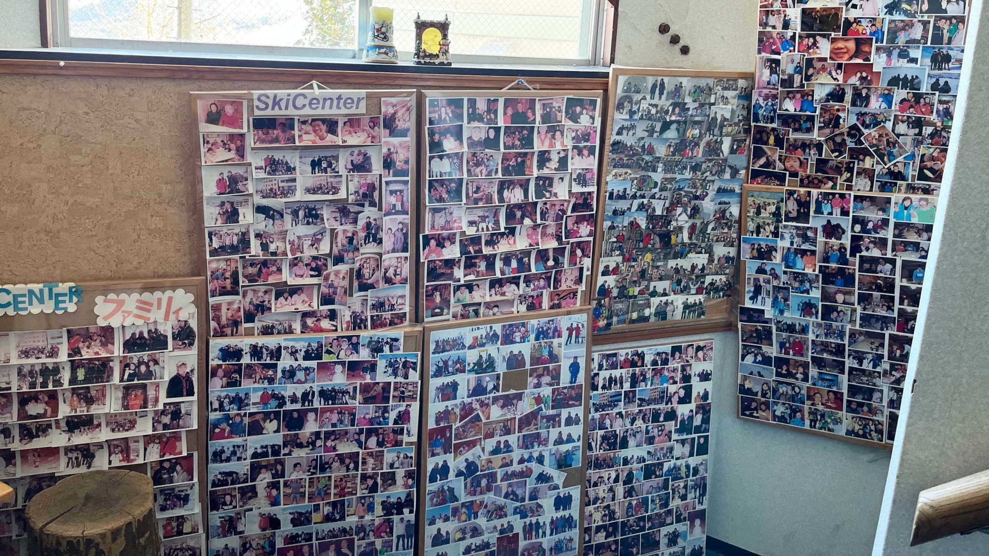 ・ There are many photos of customers' memories on the stairs