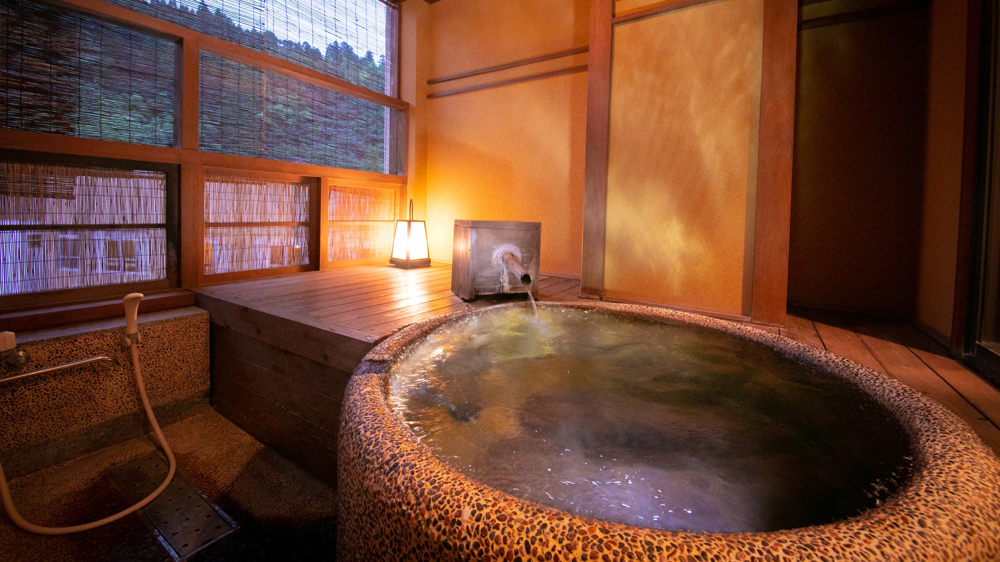 Guest room with open-air bath: You can enjoy high-quality hot water flowing from the source whenever you like.