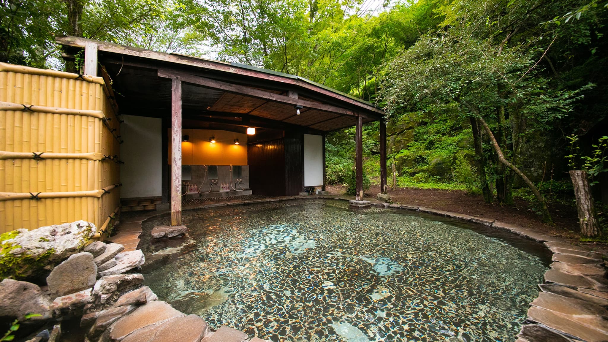 Private open-air bath: Washing space is also available. Please relax with your loved ones.