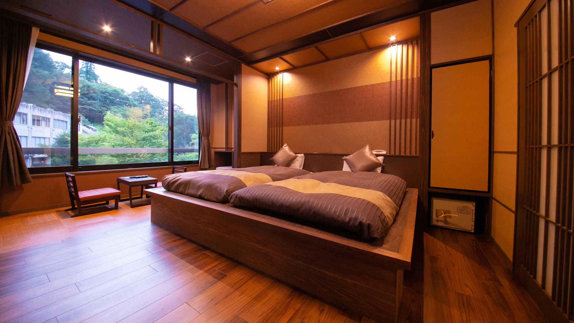 Japanese modern Western room: A quaint Western room with Japanese taste scattered everywhere.
