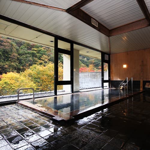 [Indoor bath] A large bath where you can relax while looking out at the greenery of the mountains