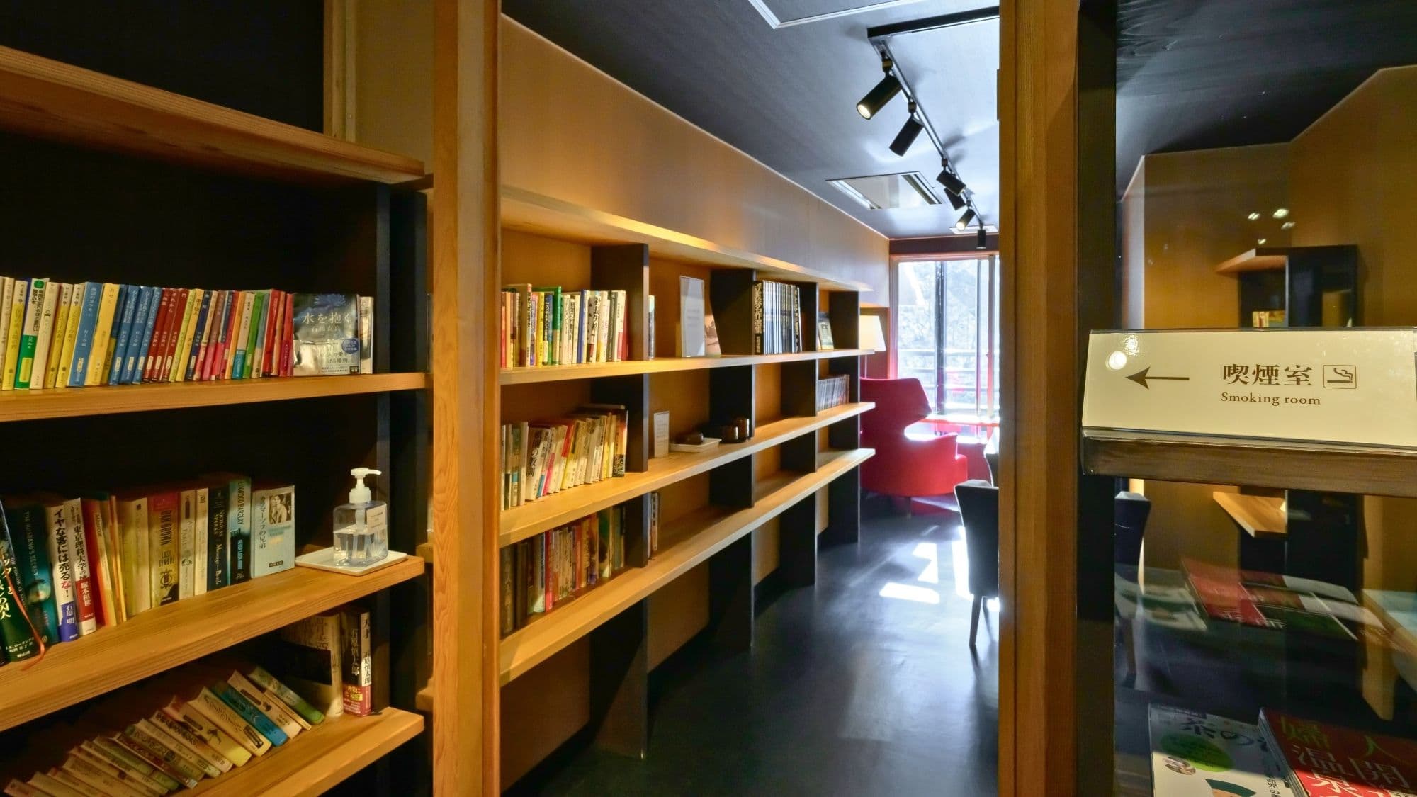 [Smoking room] A smoking room is available in the space by the window at the back.