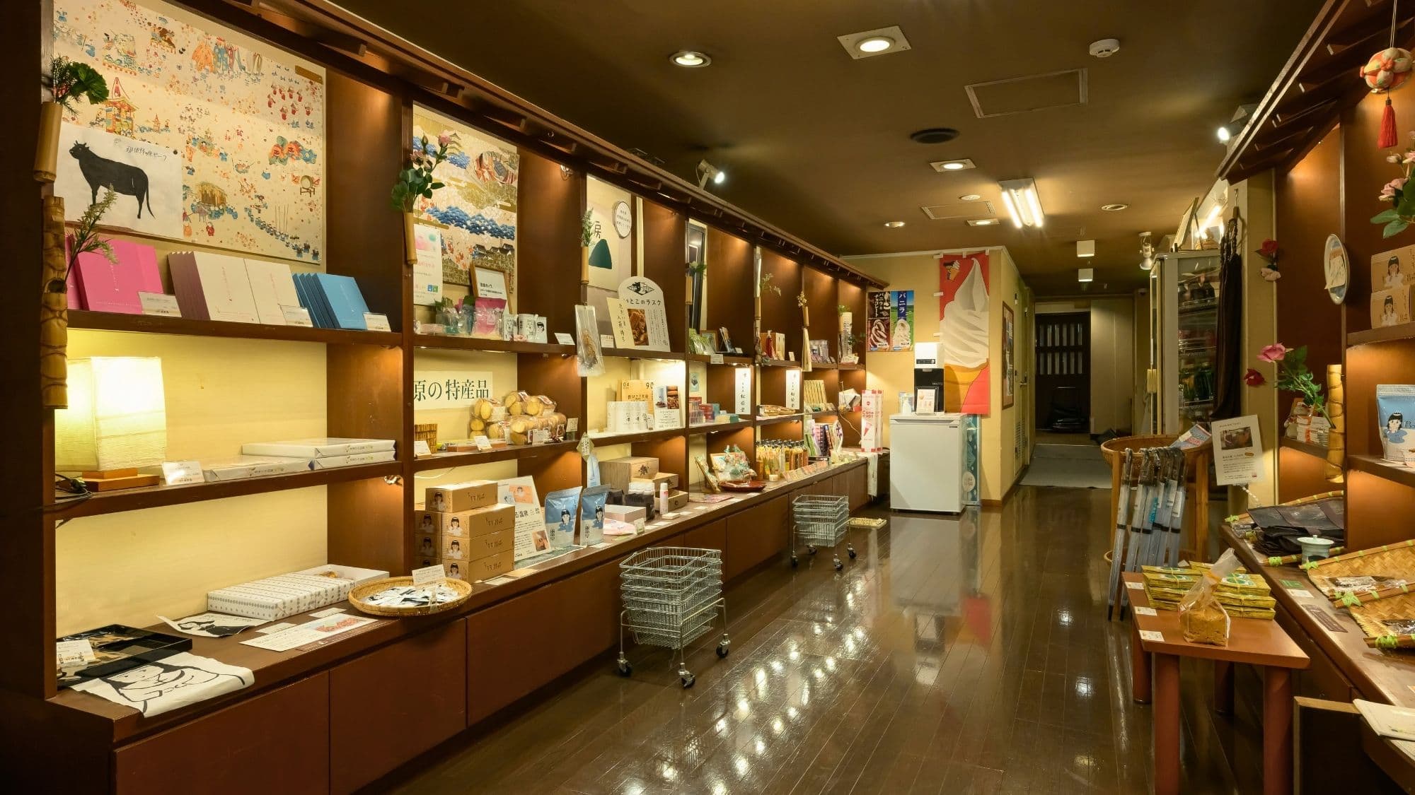 [Shop] Take your time to choose souvenirs that convey the warmth of the local area.