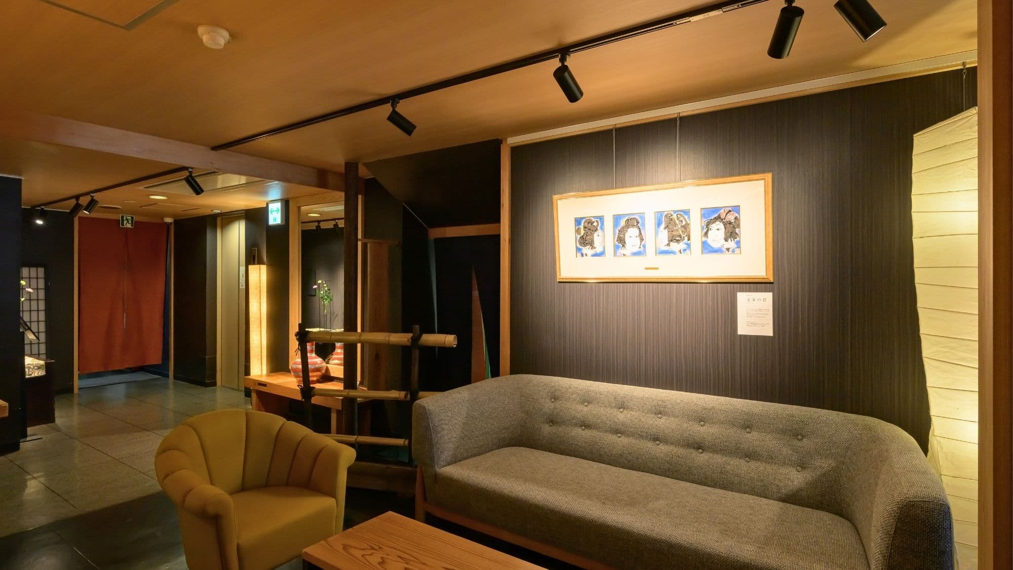 [Library] Relax to your heart's content in the comfortable chairs.