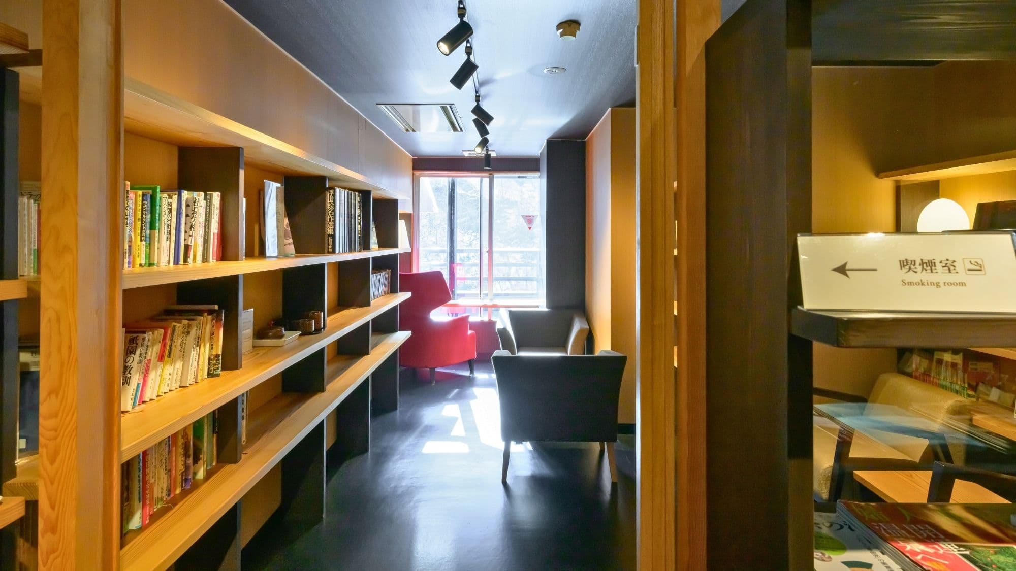 [Smoking room] A smoking room is available in the space by the window at the back.