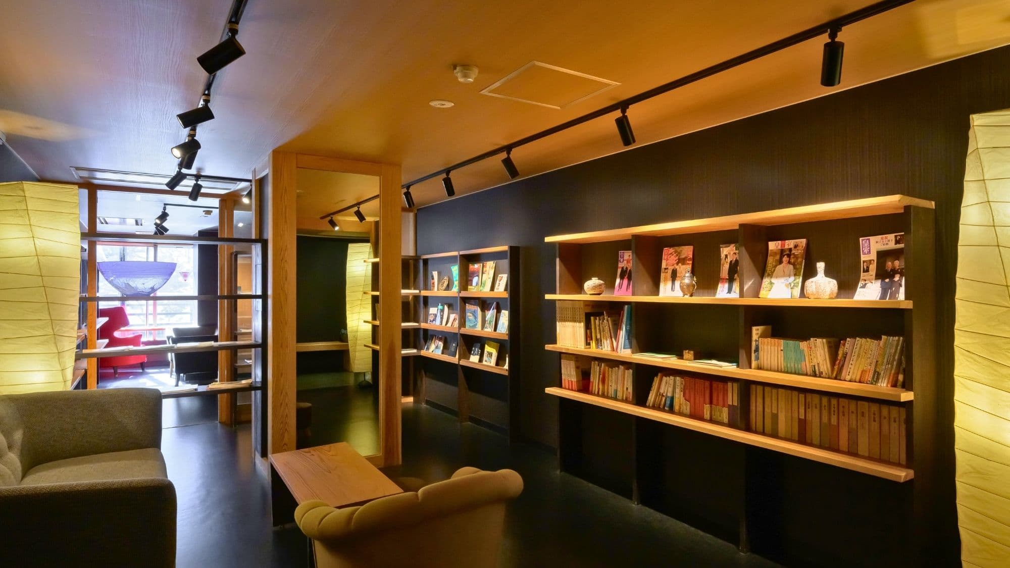 [Library] A space where time flows quietly, like a hideaway for adults.