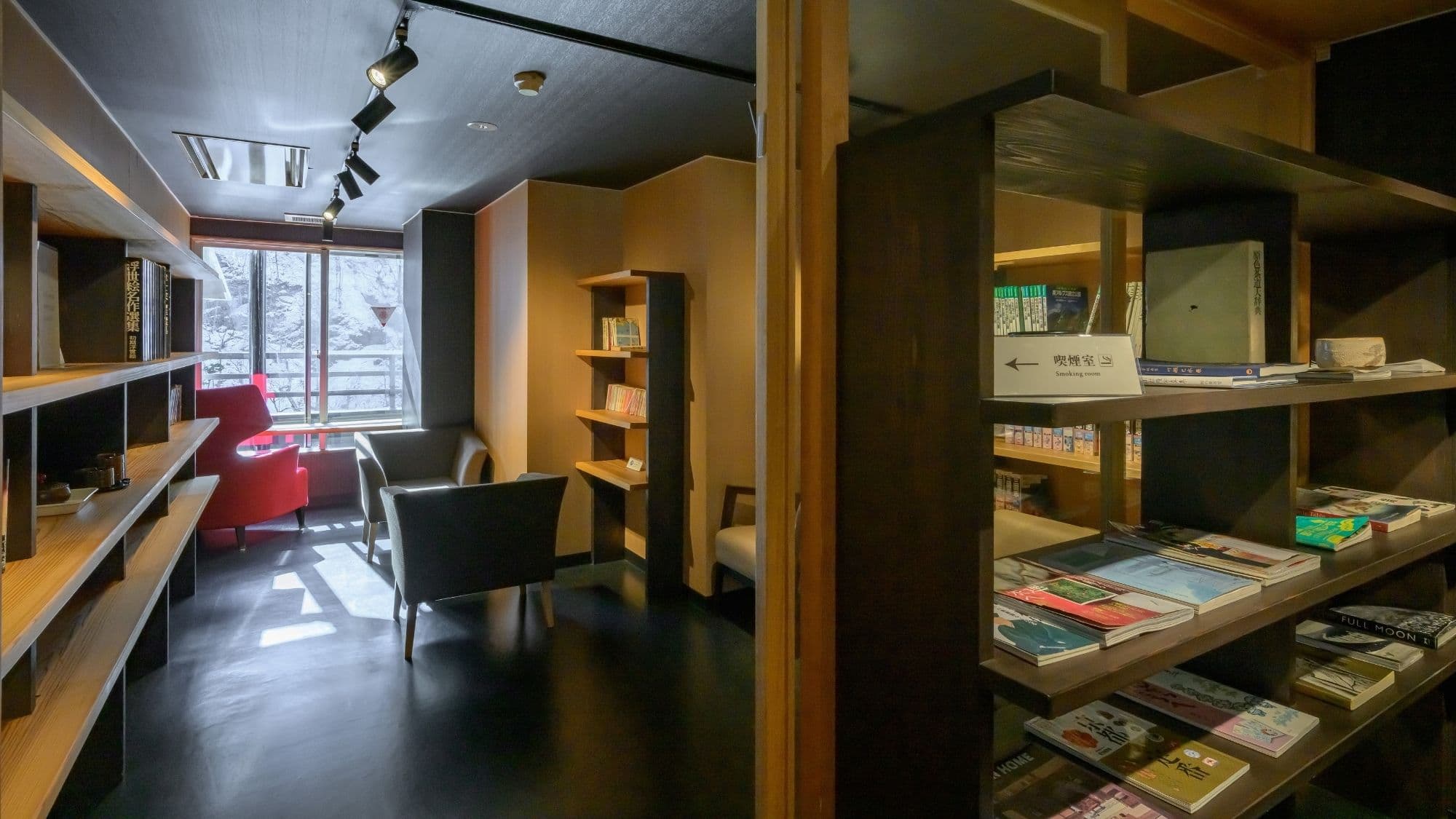 [Smoking room] A smoking room is available in the space by the window at the back.