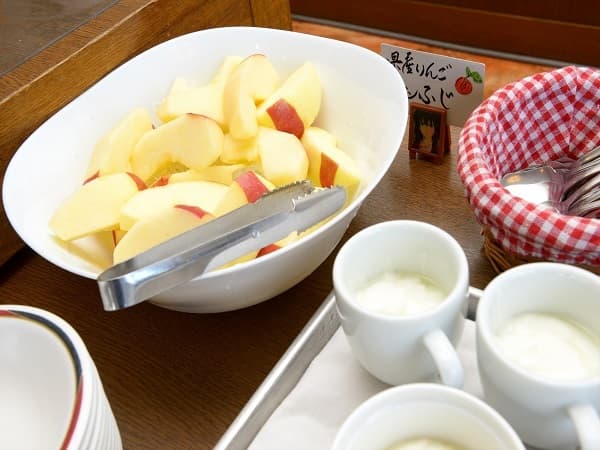Breakfast buffet (Aomori apples)