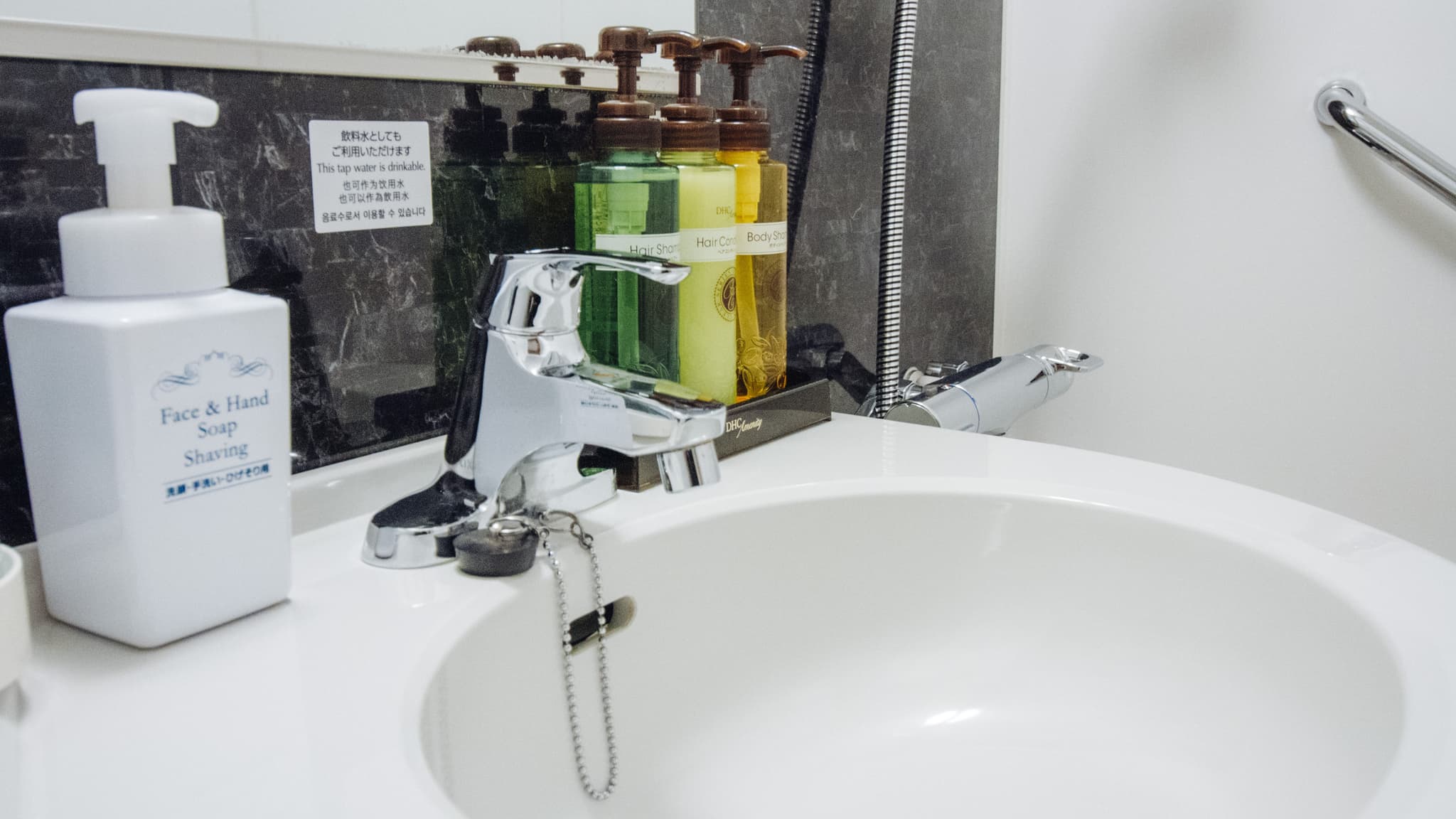Washbasin space (semi-double room)