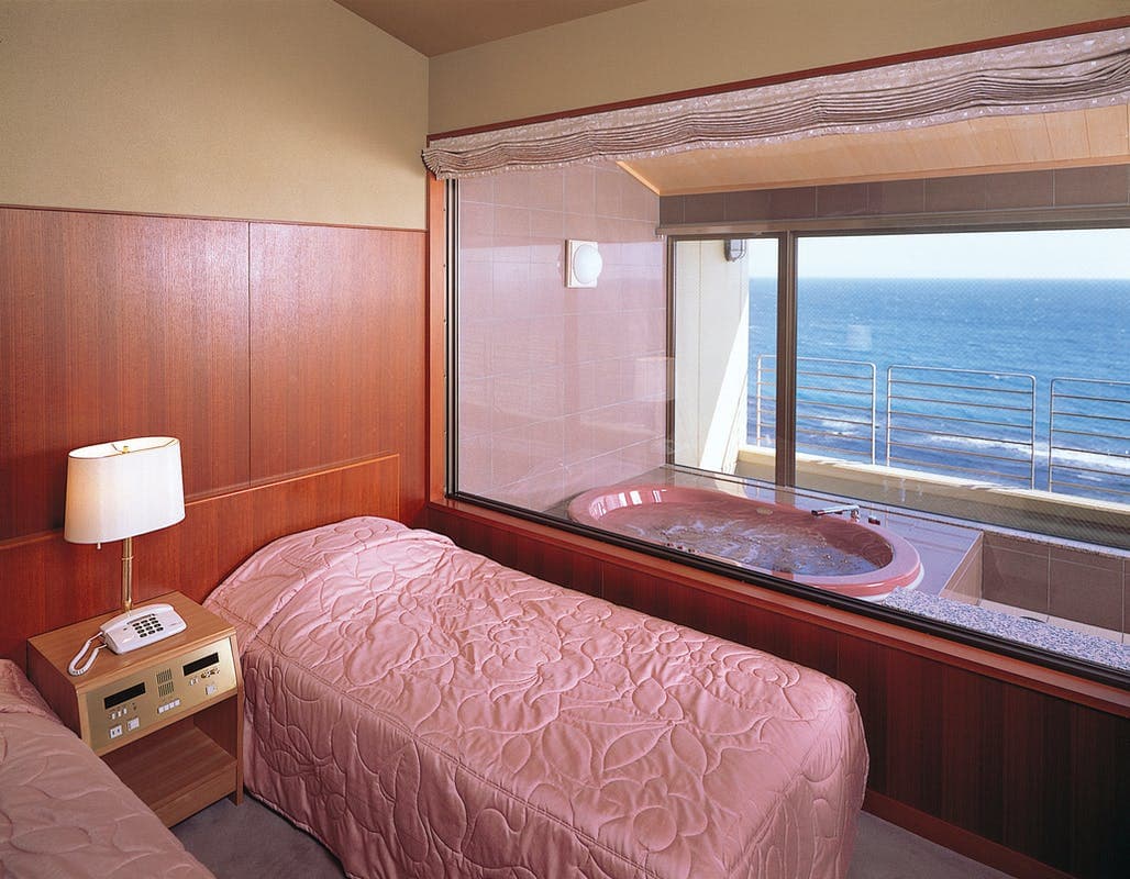 Maisonette with observation bath