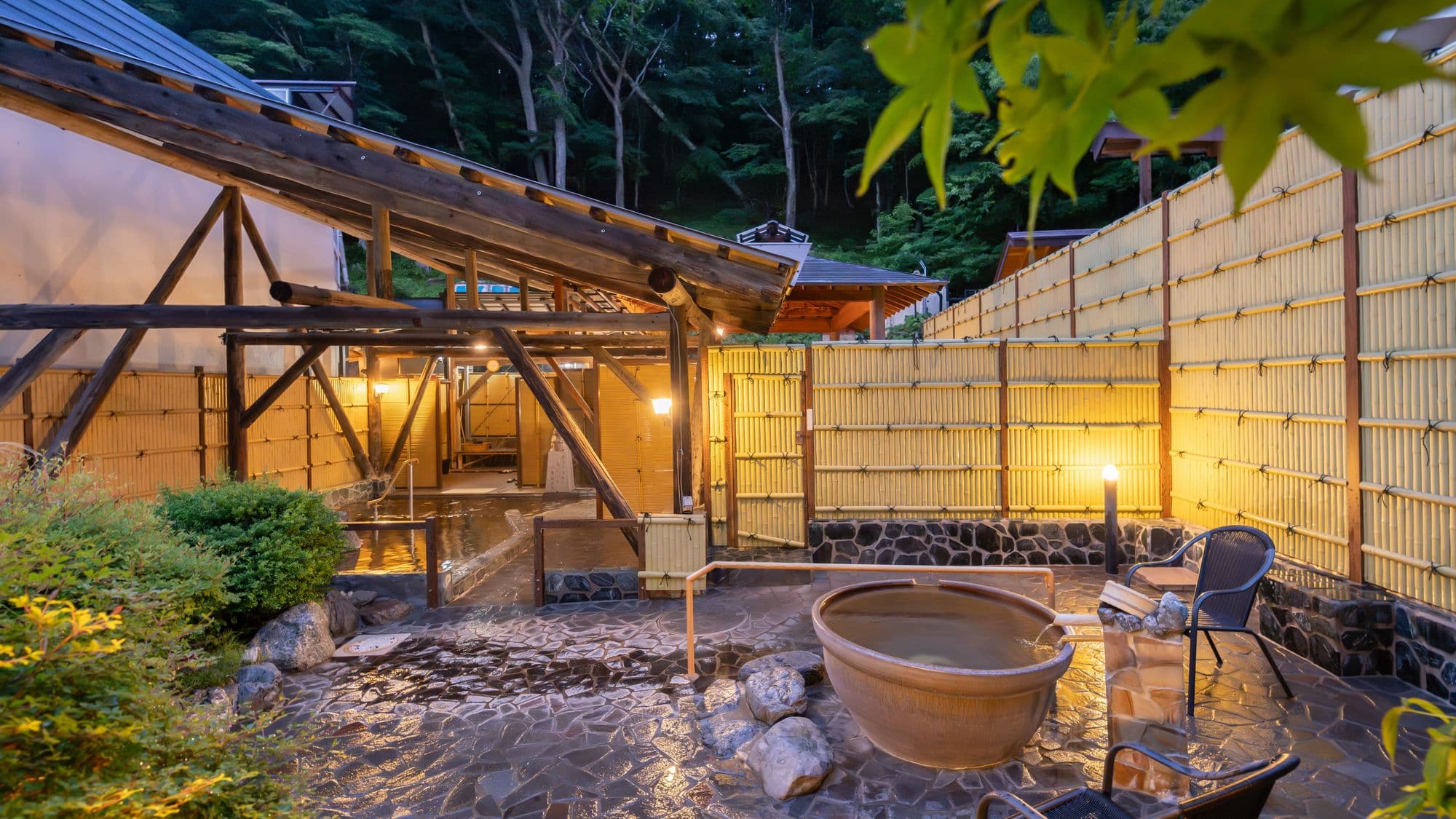 [Private open-air bath "Souken no Yu"] An open-air bath surrounded by mountains.
