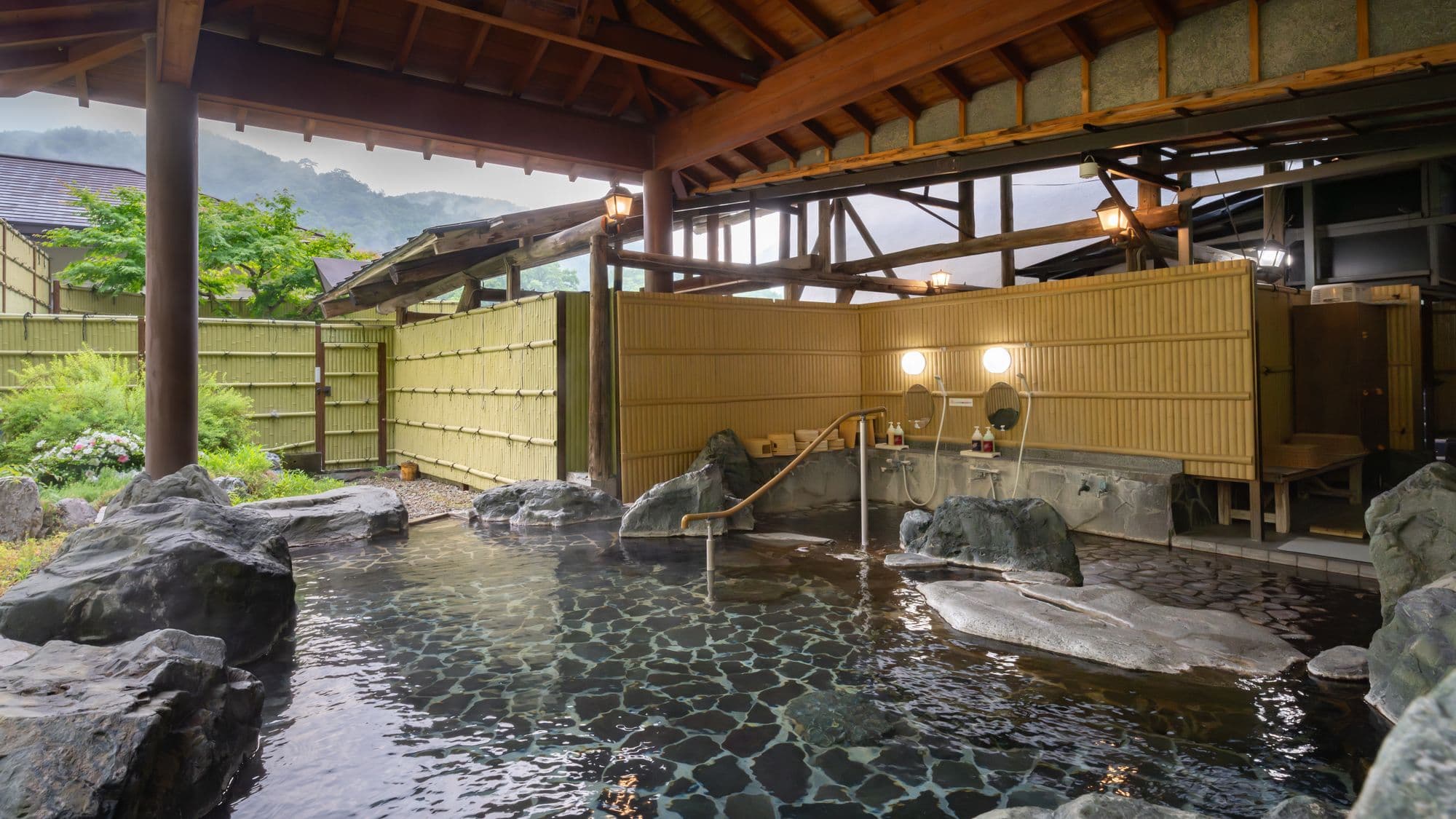 [Private open-air bath "Beauty Bath"] It is spacious and you can enjoy it without it being crowded.
