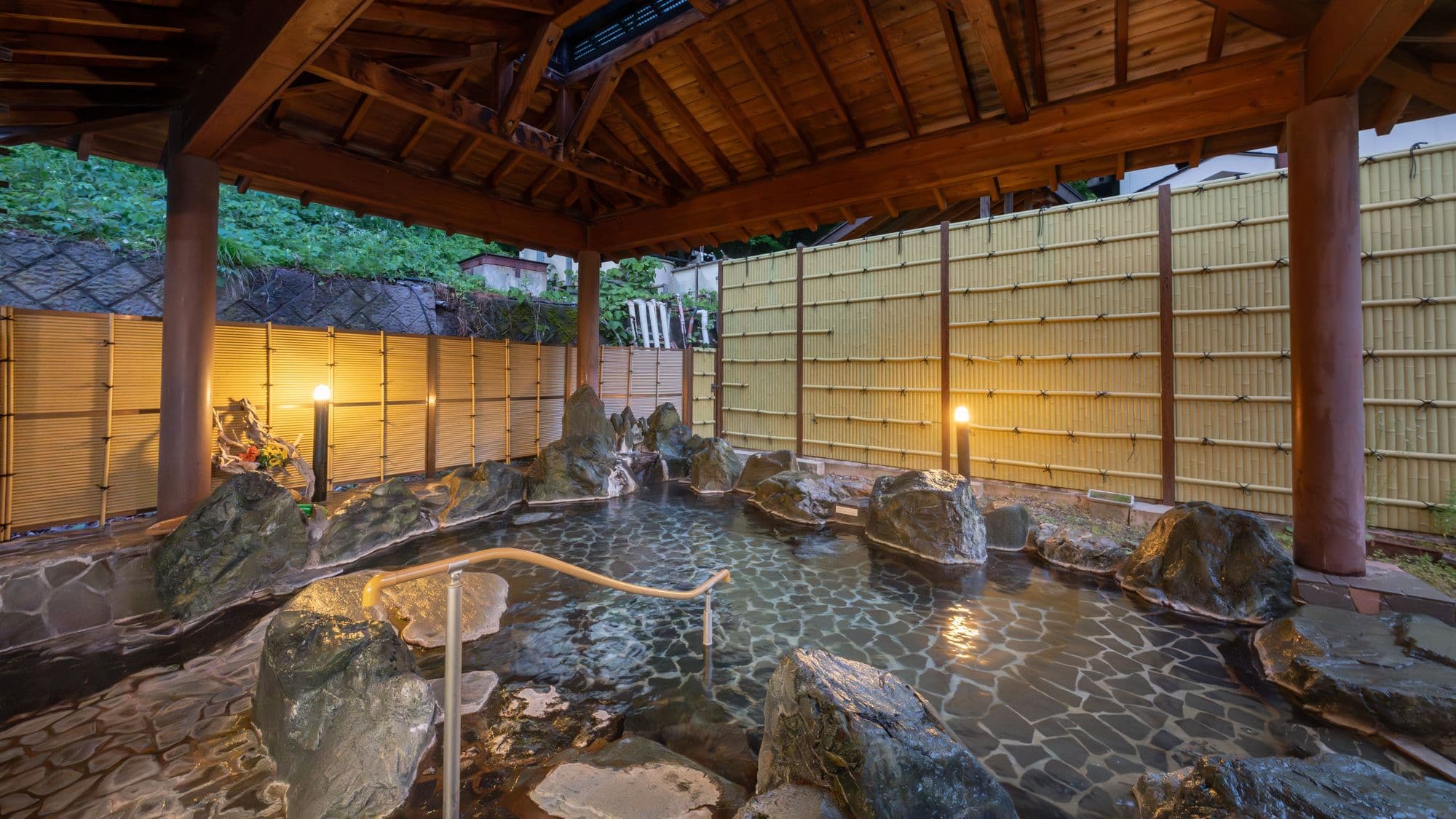 [Private open-air bath "Beauty Bath"] An open-air bath with a sense of openness, decorated with natural stones.