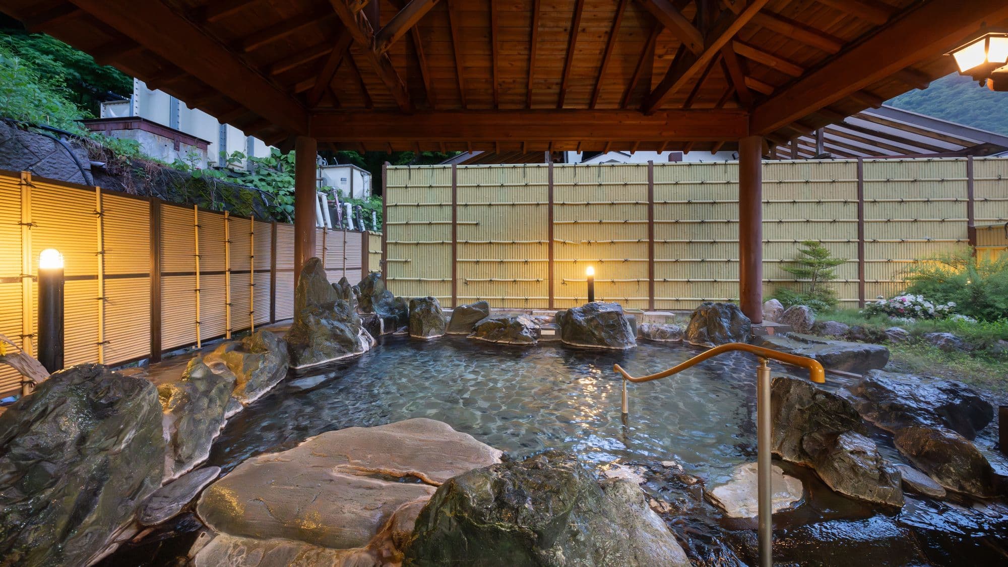 [Private open-air bath "Beauty Bath"] It is spacious and you can enjoy it without it being crowded.