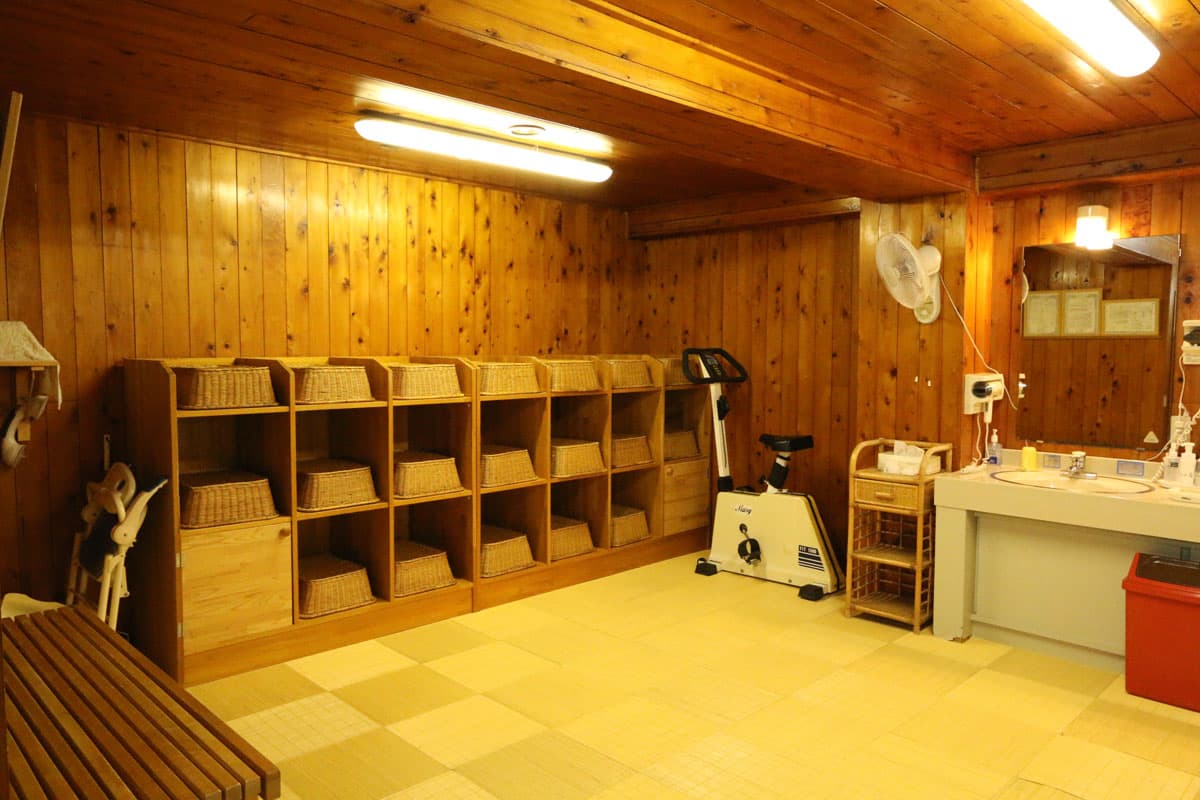 Women's large bath changing room