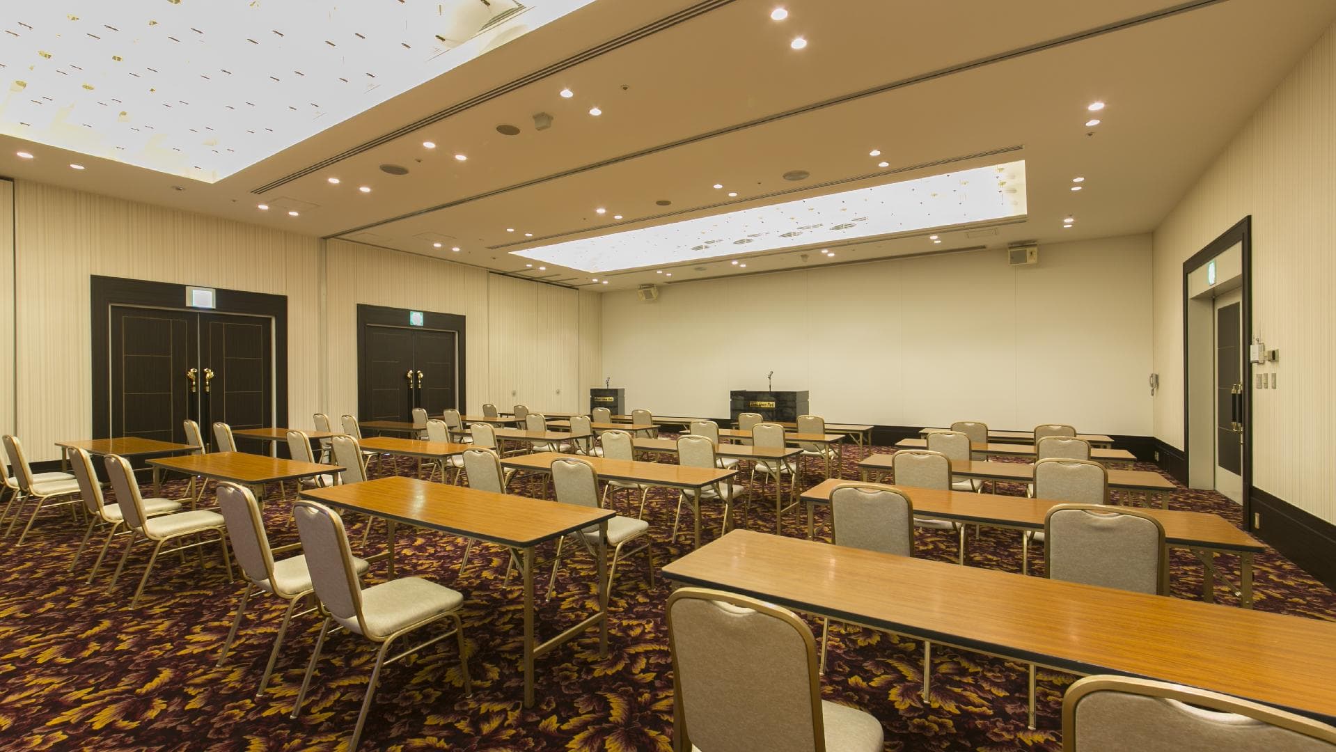[Conference rooms and banquet halls] Can be used for various purposes such as training and meetings.